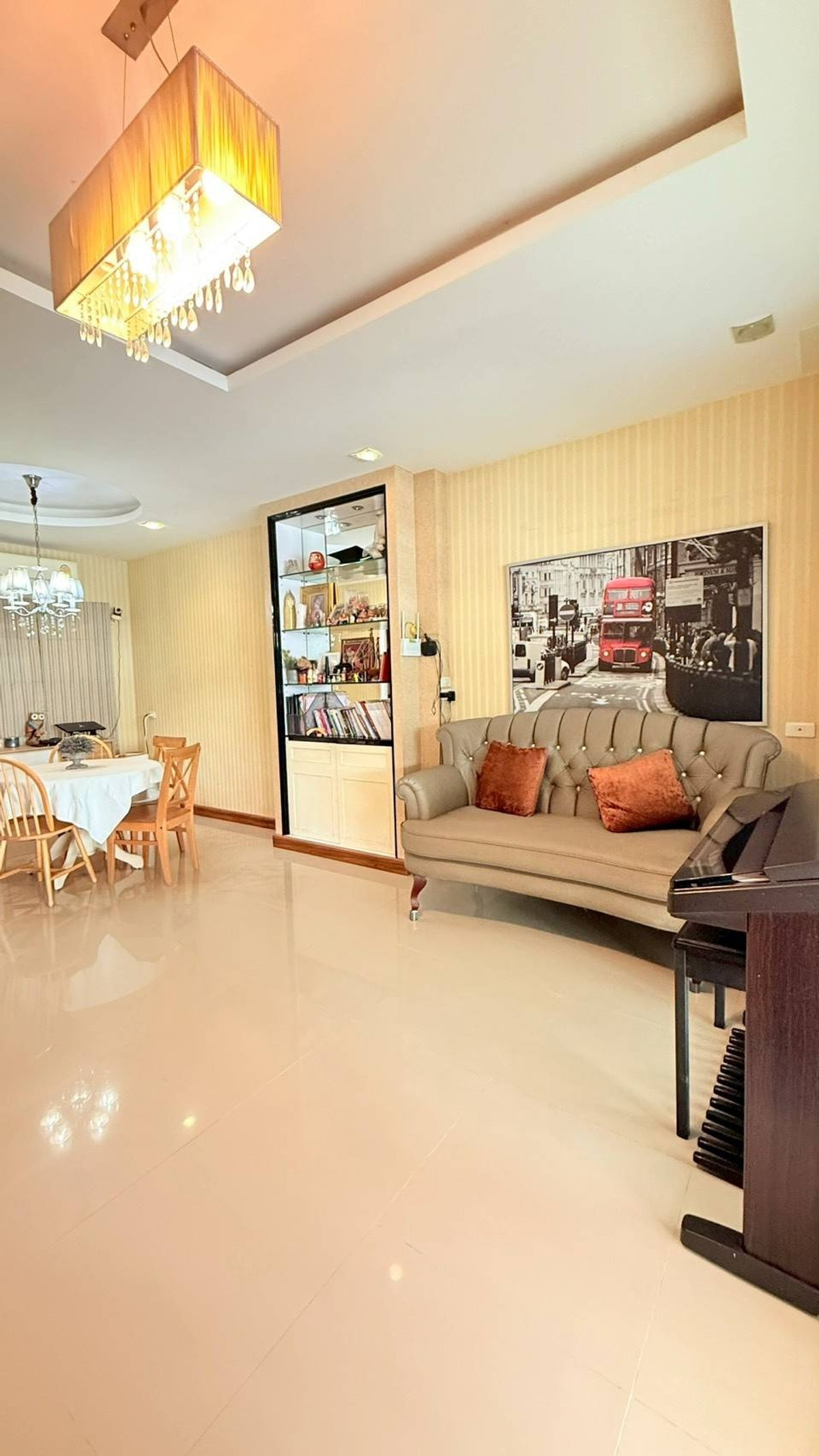 เซ้งนวมินทร์ รามอินทรา : ขายเซ้งด่วน ทาวน์โฮม 2 ชั้น สุขาภิบาล5 หมู่บ้านโกลเด้นท์ทาวน์   บ้านสวย พร้อมอยู่