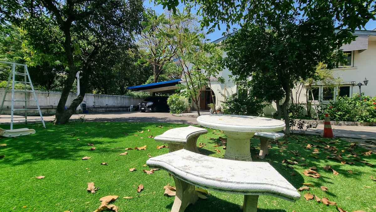 ให้เช่าบ้านสุขุมวิท อโศก ทองหล่อ : ให้เช่าบ้านเดี่ยว พร้อมสวนและที่จอดรถ 6 คัน – ทำเลพร้อมพงษ์ / ทองหล่อ   เหมาะสำหรับทำ สปา ร้านอาหาร คาเฟ่ หรือธุรกิจบริการ