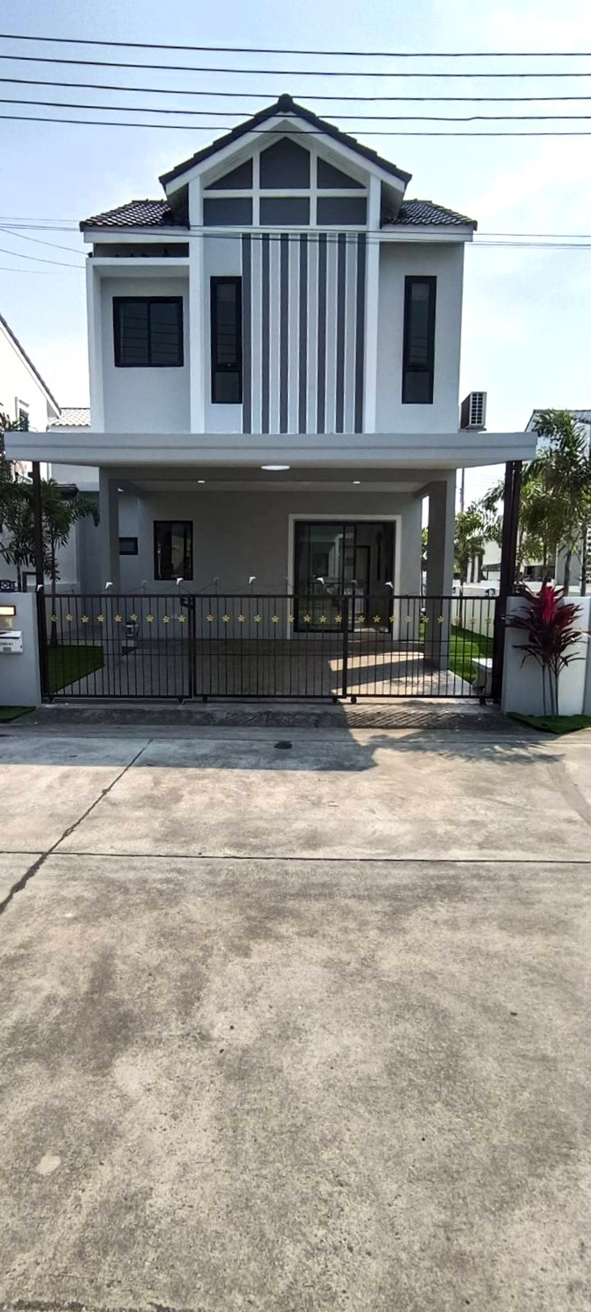 For SalePattaya, Bangsaen, Chonburi : Corner house, lots of space, near Laem Chabang Industrial Estate 🔥 Maneerin Village Laemchabang - Banglamung / 4 bedrooms (for sale), Maneerin Village Laemchabang - Banglamung / 4 Bedrooms (FOR SALE) BEWN114