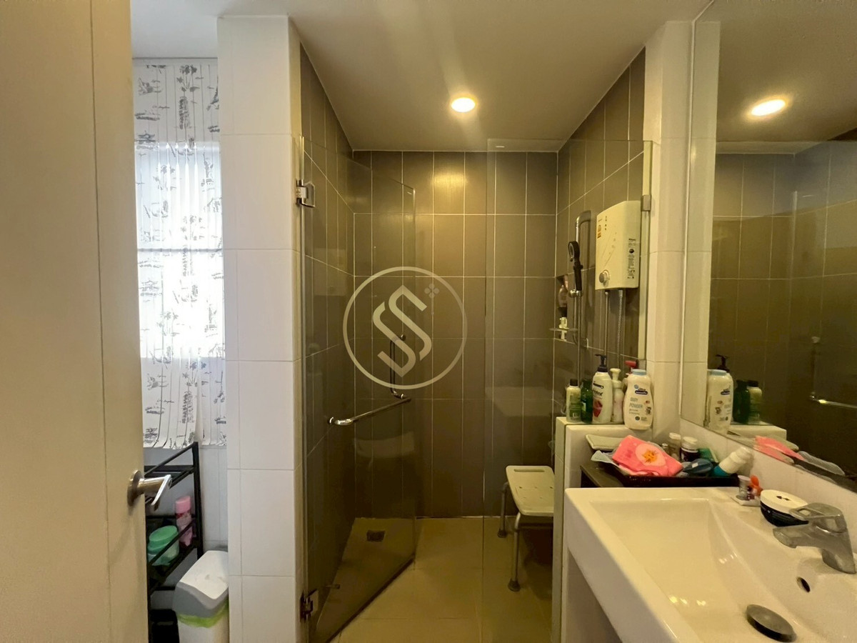 For SaleHouseNonthaburi, Bang Yai, Bangbuathong : Urgent sale, 2-story detached house, The City Ratchaphruek project, Bang Len Subdistrict, Bang Yai District, beautiful house, back side, in front of a shady garden.