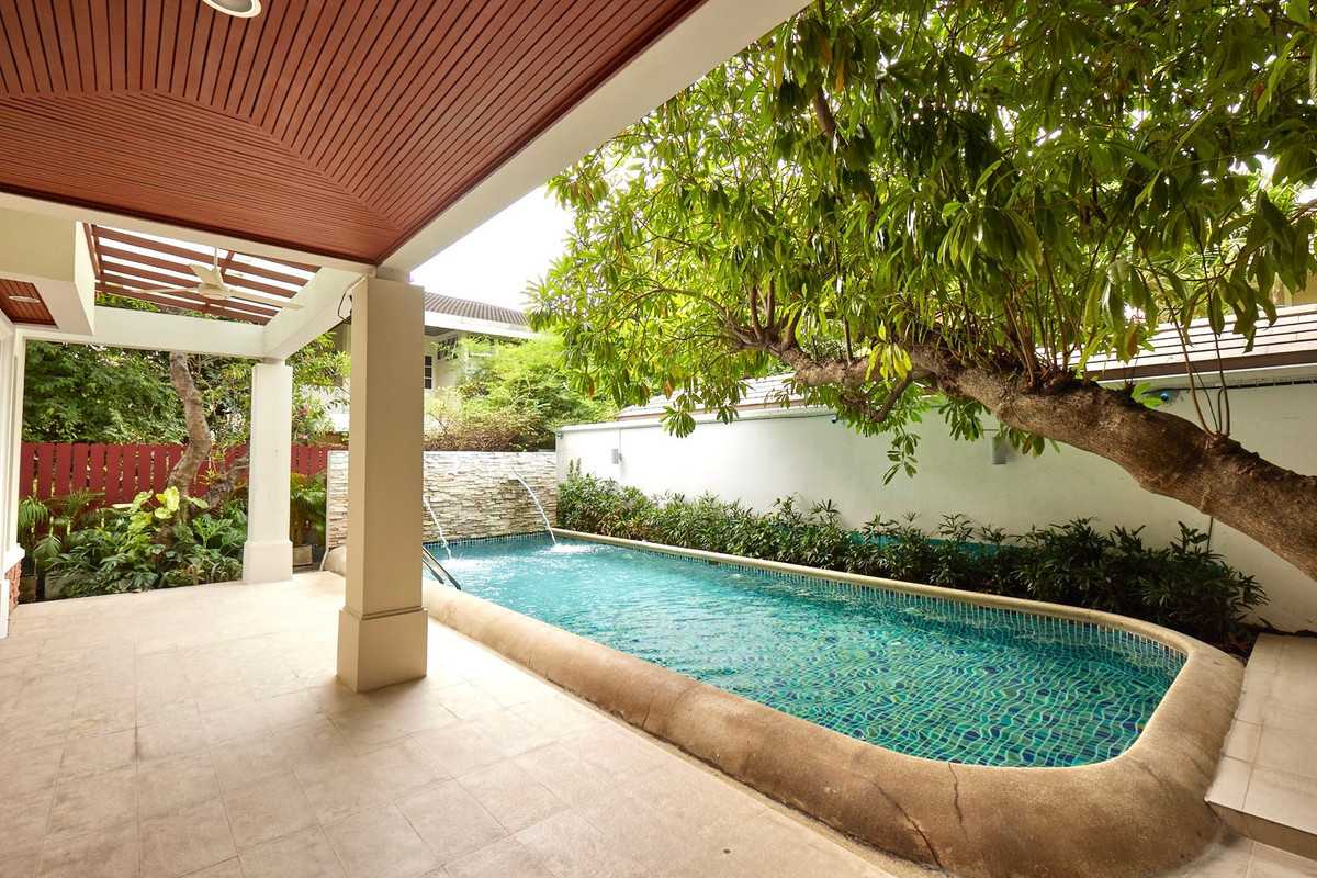 For RentHouseSukhumvit, Asoke, Thonglor : House for rent, House Ekamai 10, 4 bedrooms, 620 sq m, private pool, Pet friendly.