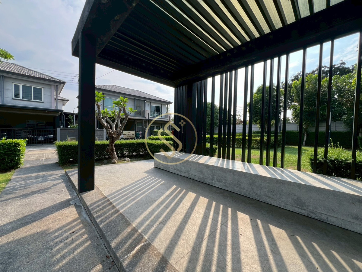 For SaleHouseNonthaburi, Bang Yai, Bangbuathong : Urgent sale, 2-story detached house, The City Ratchaphruek project, Bang Len Subdistrict, Bang Yai District, beautiful house, back side, in front of a shady garden.