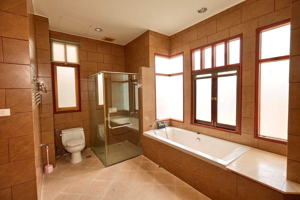 For RentHouseSukhumvit, Asoke, Thonglor : House for rent, House Ekamai 10, 4 bedrooms, 620 sq m, private pool, Pet friendly.