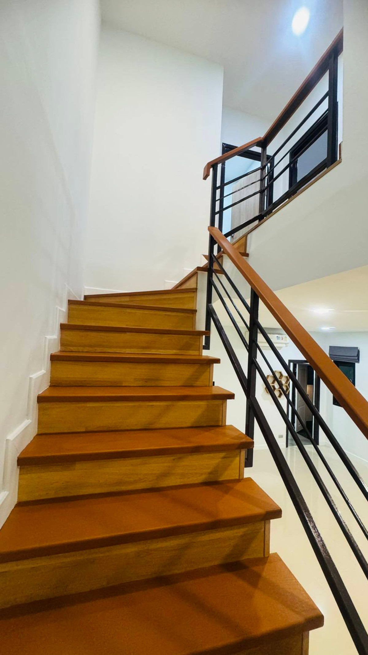 For SalePattaya, Bangsaen, Chonburi : Corner house, lots of space, near Laem Chabang Industrial Estate 🔥 Maneerin Village Laemchabang - Banglamung / 4 bedrooms (for sale), Maneerin Village Laemchabang - Banglamung / 4 Bedrooms (FOR SALE) BEWN114