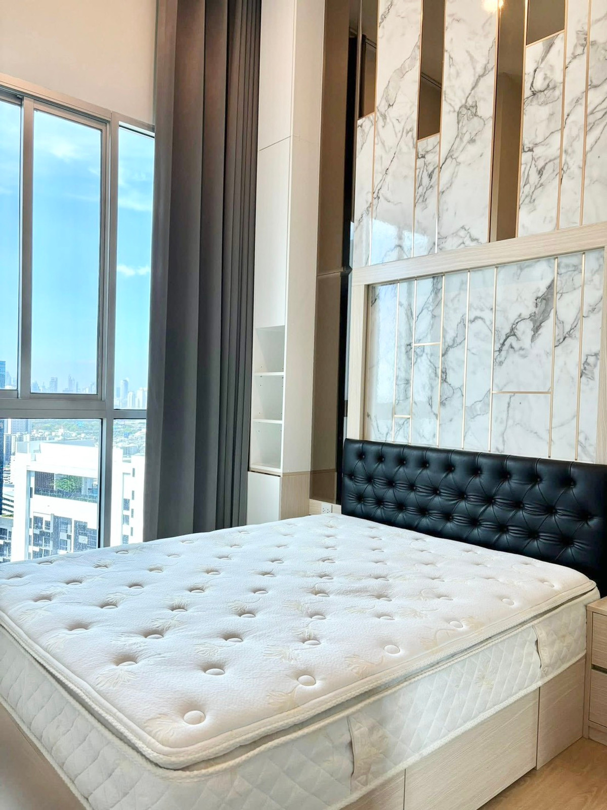 For RentCondoRatchadapisek, Huaikwang, Suttisan : Condo for rent : Noble Revolve Ratchada1 2Bedrooms  2 Bathrooms Floor to ceiling 4 metre Digital door lock near MRT Cultural Centre 