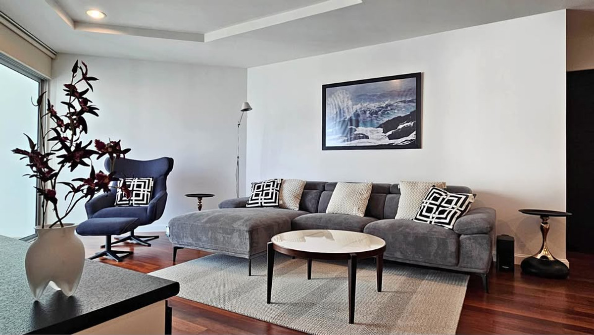 For RentCondoRama9, Petchburi, RCA : Condo for rent near MRT Rama 9 | Belle Grand Rama 9 | 2 bedrooms, large island kitchen, next to Central Plaza Rama 9.