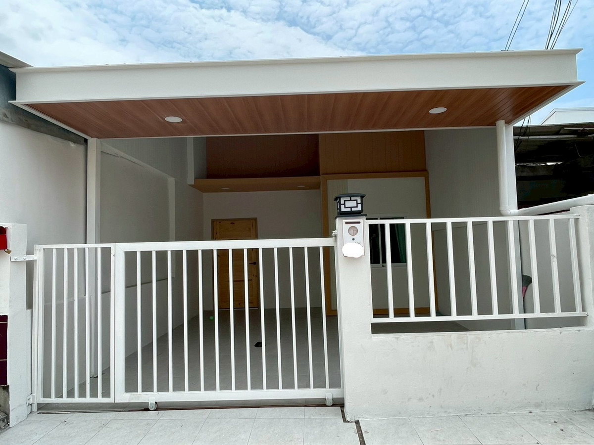 ขายทาวน์โฮมพัทยา บางแสน ชลบุรี สัตหีบ : ทาวน์เฮ้าส์ 25 ตร.วา. พัทยาเหนือ / 2 ห้องนอน (ขาย), Townhouse 25 sq m North Pattaya  / 2 Bedrooms (FOR SALE) BEWN112