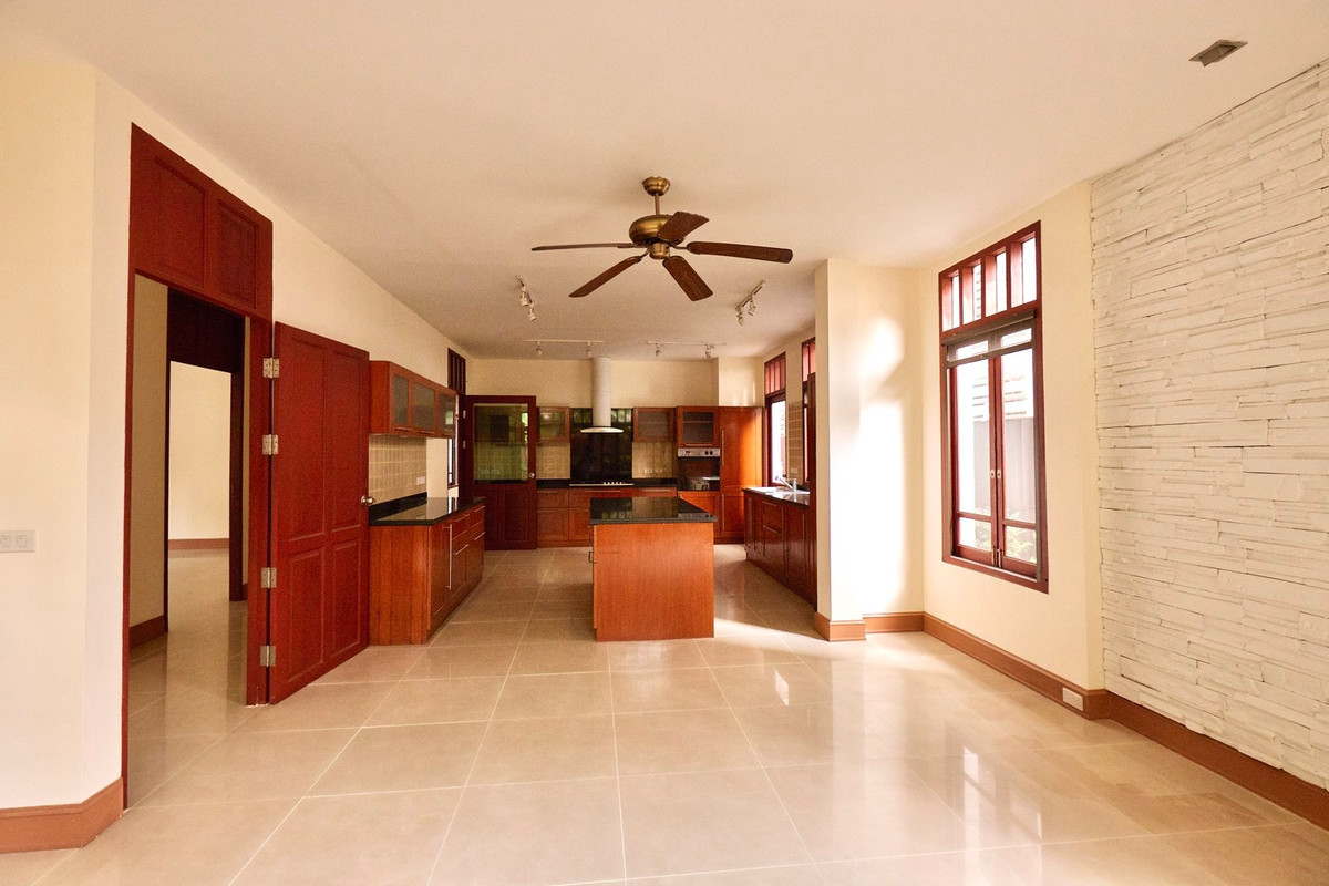 For RentHouseSukhumvit, Asoke, Thonglor : House for rent, House Ekamai 10, 4 bedrooms, 620 sq m, private pool, Pet friendly.