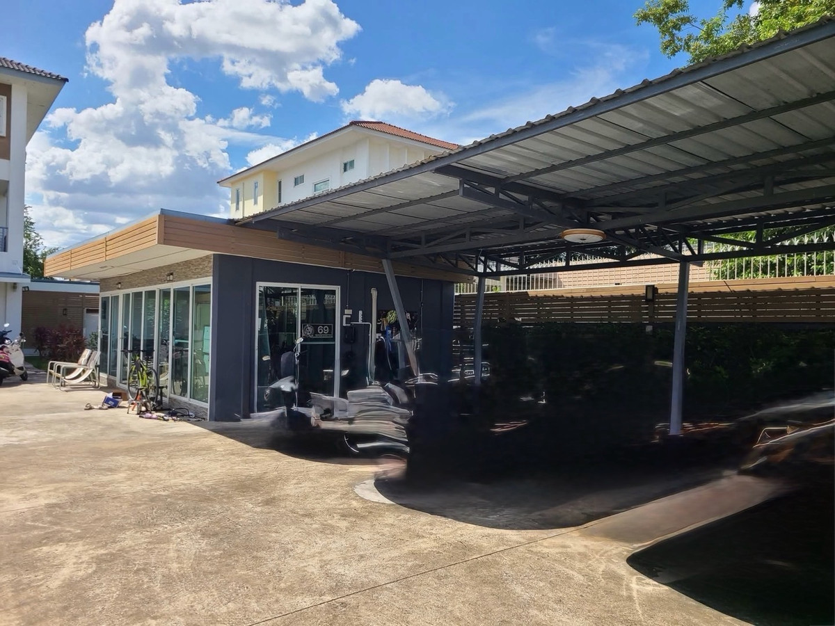 ขายบ้านเลียบทางด่วนรามอินทรา : ขายบ้านเดี่ยว 3 ชั้น ที่ดิน 200 ตารางวา ซอยโยธินพัฒนา เลียบด่วนเอกมัย–รามอินทรา ใกล้ Central EastVille และ CDC พื้นที่ใช้สอย 450 ตร.ม เดินทางสะดวกใกล้ทางด่วน