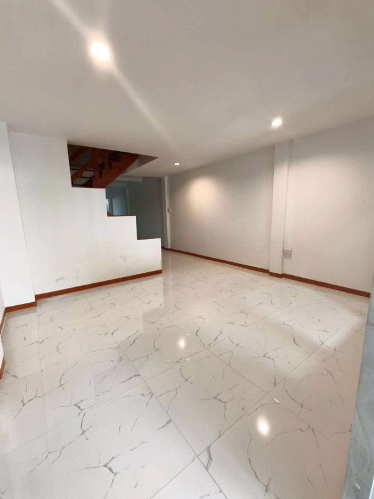 ให้เช่าบ้านสมุทรปราการ สำโรง : ให้เช่า 18ตรว 4นอน3น้ำ ทาวน์โฮม 3 ชั้น สุธาวี เทพารักษ์ กม10