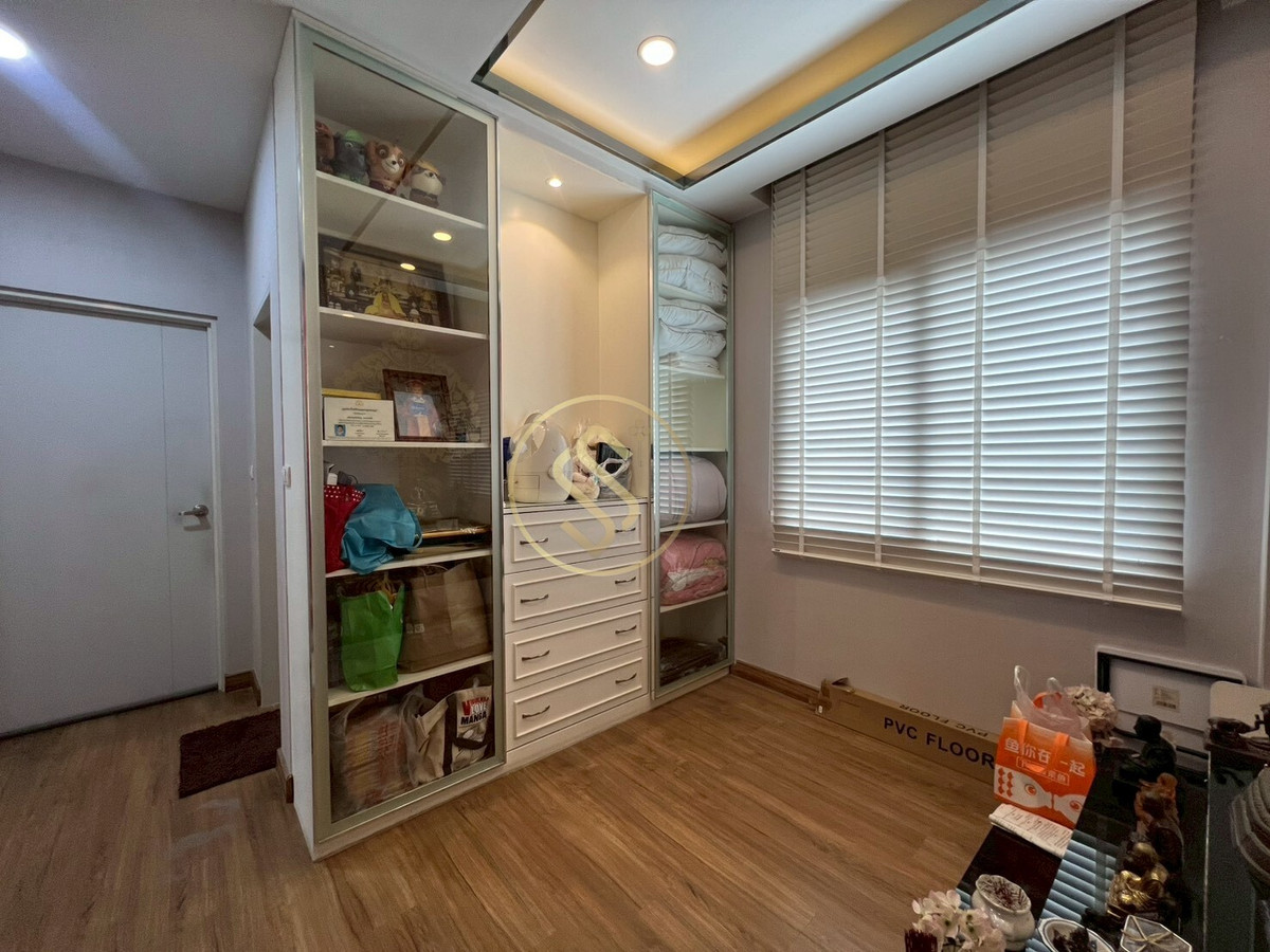 For SaleHouseNonthaburi, Bang Yai, Bangbuathong : Urgent sale, 2-story detached house, The City Ratchaphruek project, Bang Len Subdistrict, Bang Yai District, beautiful house, back side, in front of a shady garden.