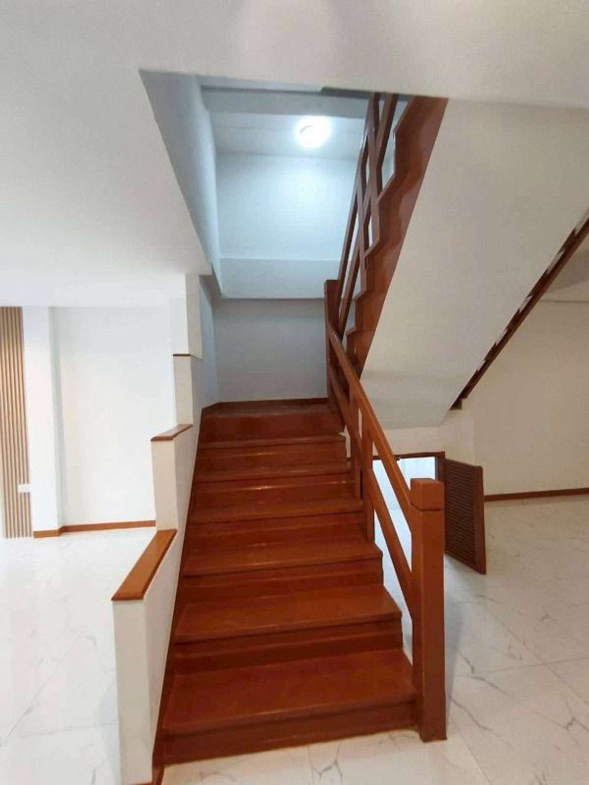 ให้เช่าบ้านสมุทรปราการ สำโรง : ให้เช่า 18ตรว 4นอน3น้ำ ทาวน์โฮม 3 ชั้น สุธาวี เทพารักษ์ กม10