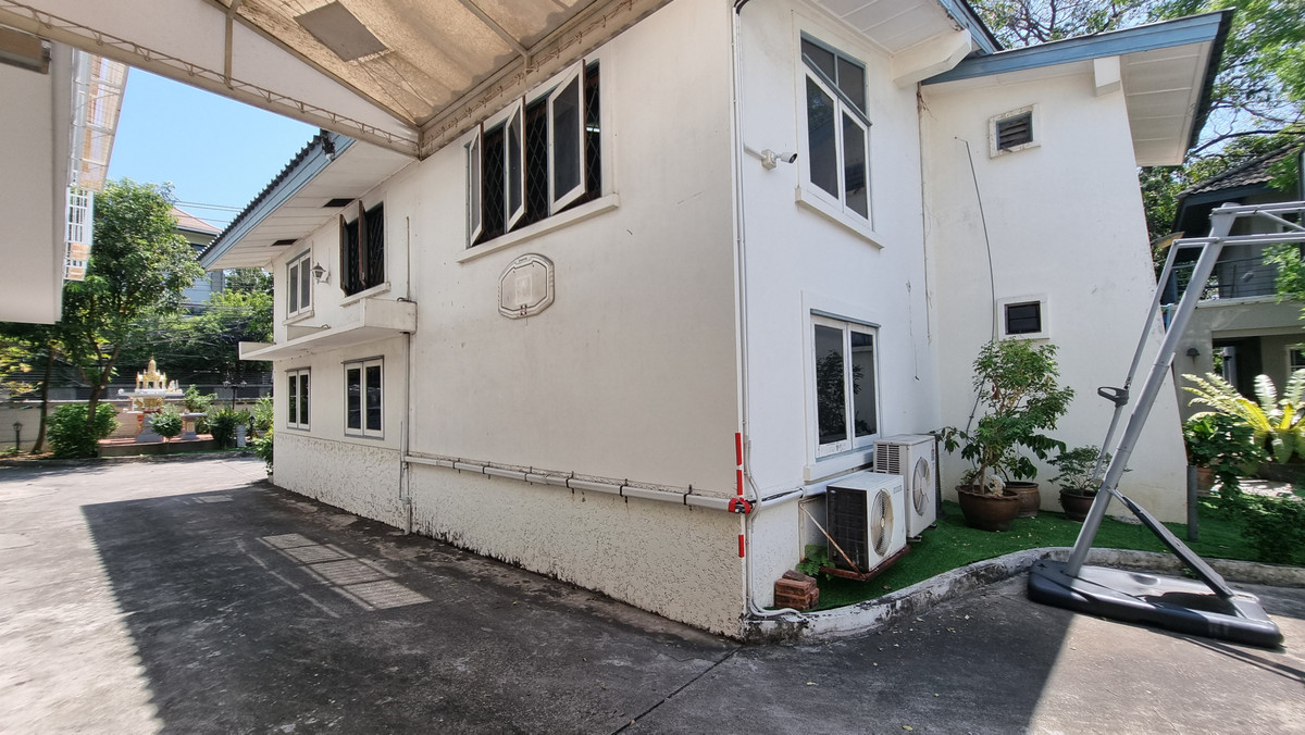 ให้เช่าบ้านสุขุมวิท อโศก ทองหล่อ : ให้เช่าบ้านเดี่ยว พร้อมสวนและที่จอดรถ 6 คัน – ทำเลพร้อมพงษ์ / ทองหล่อ   เหมาะสำหรับทำ สปา ร้านอาหาร คาเฟ่ หรือธุรกิจบริการ