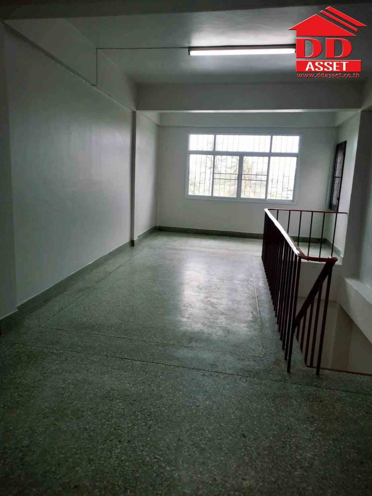 For RentShop HouseNakhon Si Thammarat : For rent, commercial building, 3 and a half floors, Pho Sadet, Nakhon Si Thammarat Province, next to 6 lane road, property code: T8234