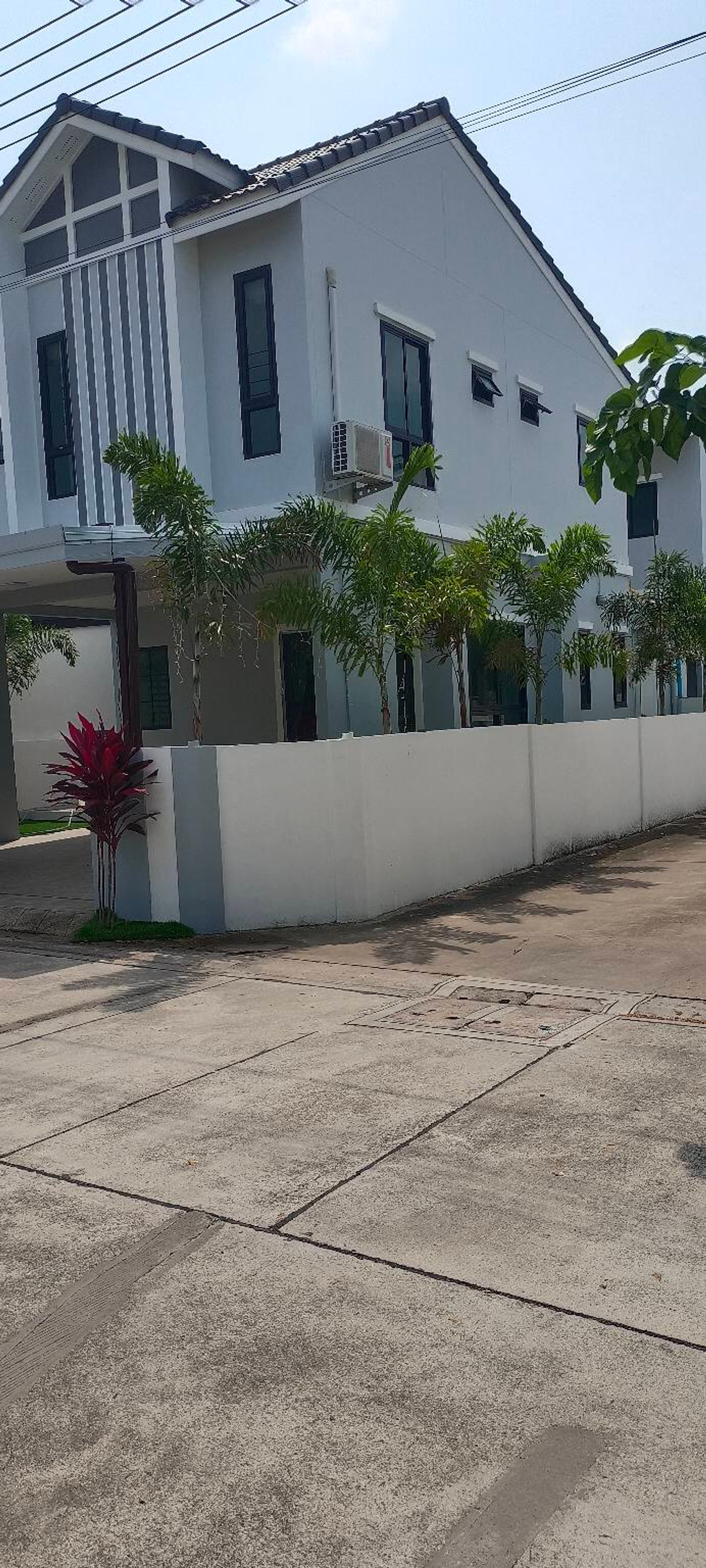 For SalePattaya, Bangsaen, Chonburi : Corner house, lots of space, near Laem Chabang Industrial Estate 🔥 Maneerin Village Laemchabang - Banglamung / 4 bedrooms (for sale), Maneerin Village Laemchabang - Banglamung / 4 Bedrooms (FOR SALE) BEWN114