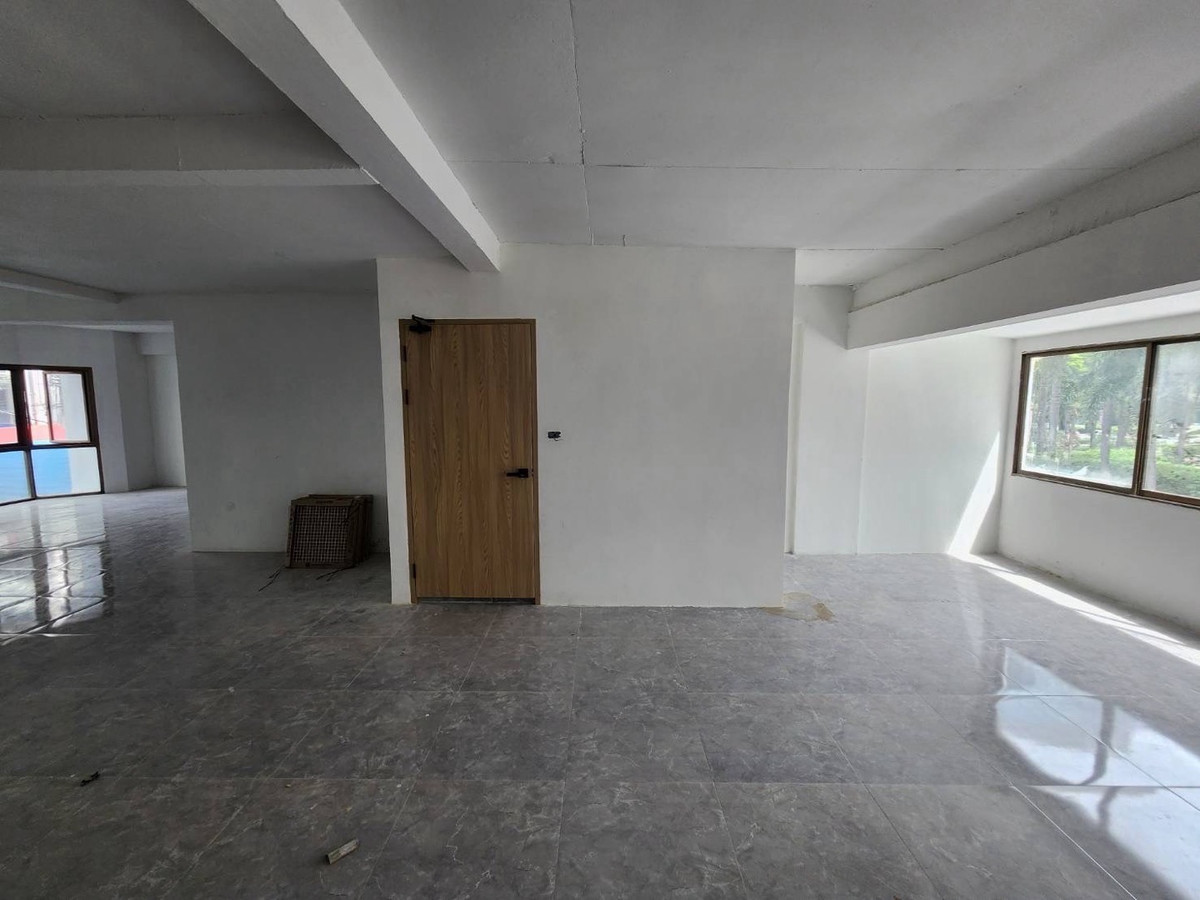 For RentShop HouseWitthayu, Chidlom, Langsuan, Ploenchit : Retail Space for Rent on Wireless Road near Embassy District, 260 sq.m across 2 Floors with Flexible Layout, High Foot Traffic Main Road Location Ideal for Restaurant Bar or Lifestyle Business