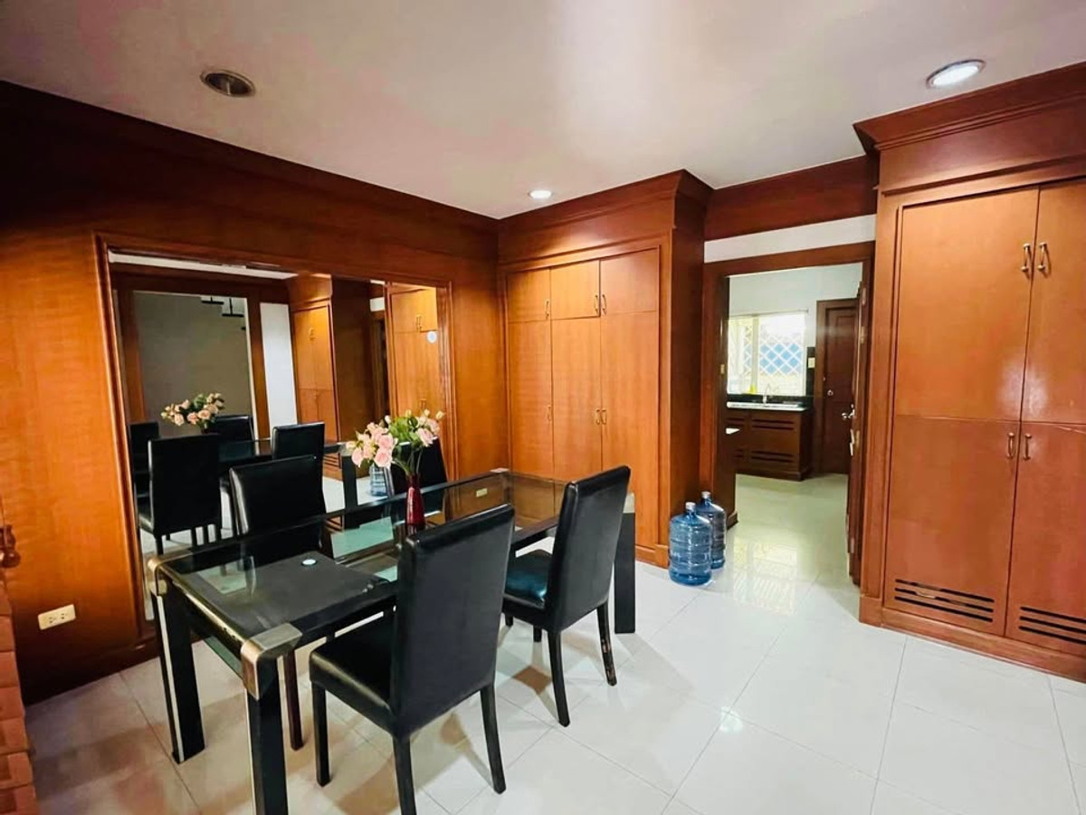 For RentTownhomeSukhumvit, Asoke, Thonglor : RH032026 4-story townhouse with 4 beds for rent at Baan Klang Krung Thonglor near BTS Thonglor.