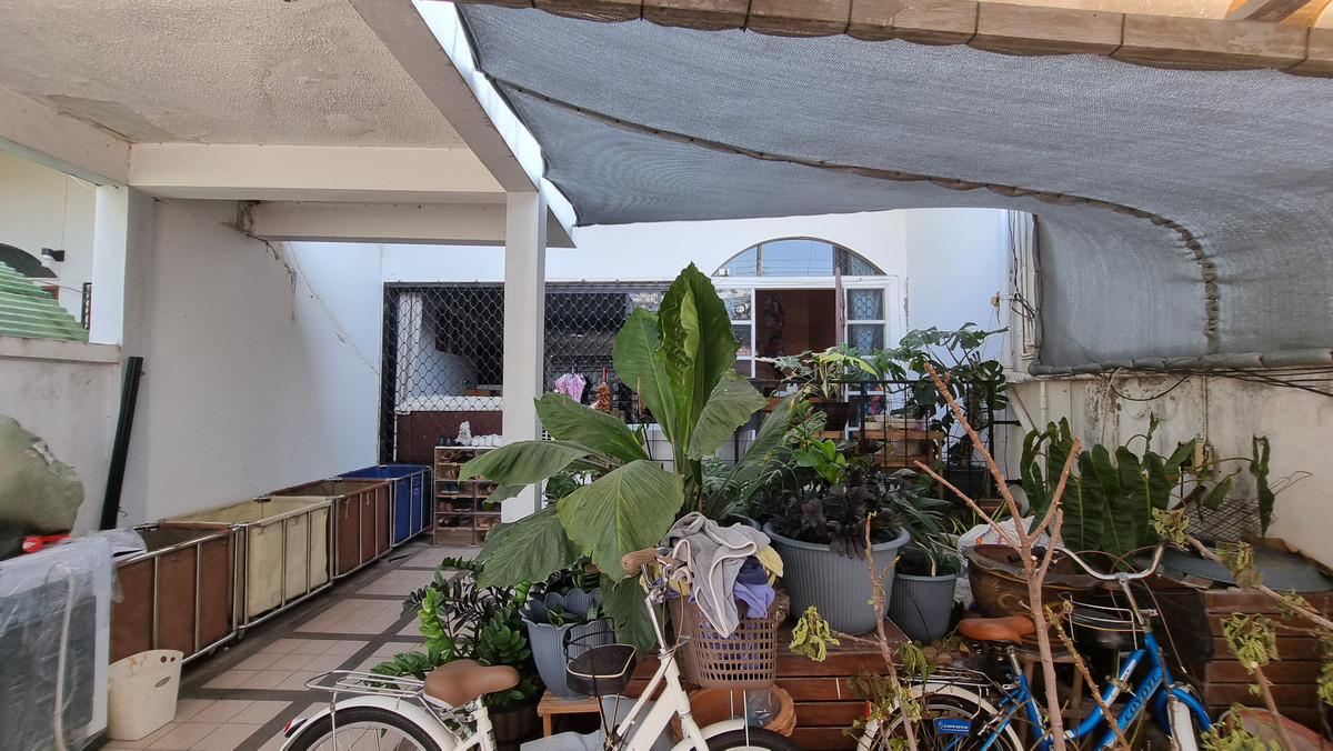 For RentTownhomeSukhumvit, Asoke, Thonglor : Townhouse for rent in Phrom Phong, suitable for living. Or make a home office of 500 sq m.