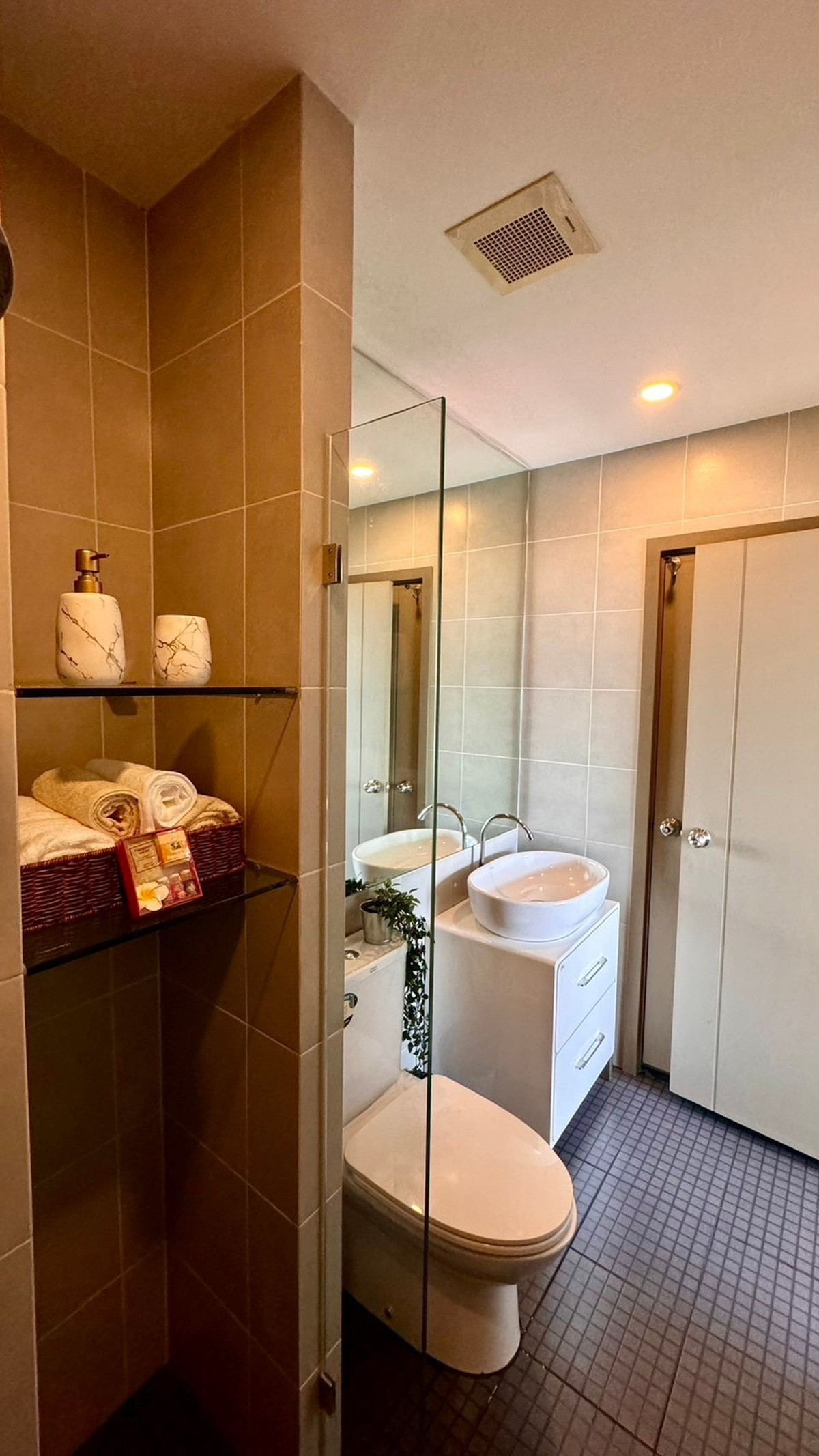 For RentCondoBangna, Bearing, Lasalle : Condo for Rent: Ideo O2 Near BTS Bang Na (approx. 300 meters)