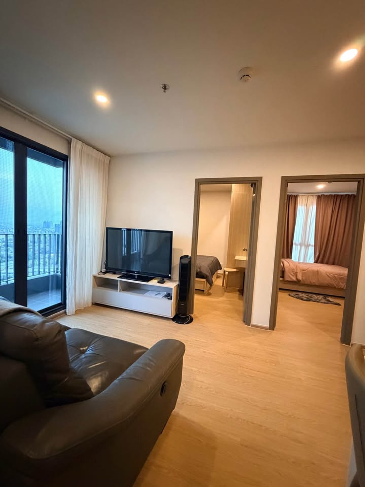 For RentCondoBangna, Bearing, Lasalle : Condo for Rent: Ideo O2 Near BTS Bang Na (approx. 300 meters)