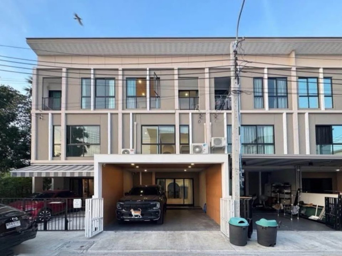 ให้เช่าทาวน์โฮมพัฒนาการ ศรีนครินทร์ : 📌ให้เช่า ทาวน์โฮม 3 ชั้น Patio Srinakarin–Rama 9 (โซนกรุงเทพกรีฑา) บ้านสวยตกแต่งครบ เฟอร์นิเจอร์และเครื่องใช้ไฟฟ้าพร้อมเข้าอยู่ ตั้งอยู่ในทำเลศักยภาพ ติดสนามกอล์ฟกรุงเทพกรีฑา บรรยากาศดี เป็นส่วนตัว เฟอร์นิเจอร์+เครื่องใช้ไฟฟ้าครบ (Fully Furnished )