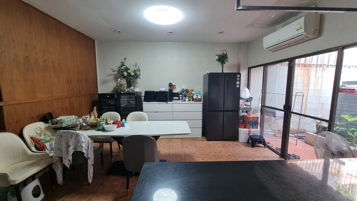 For RentTownhomeSukhumvit, Asoke, Thonglor : Townhouse for rent in Phrom Phong, suitable for living. Or make a home office of 500 sq m.