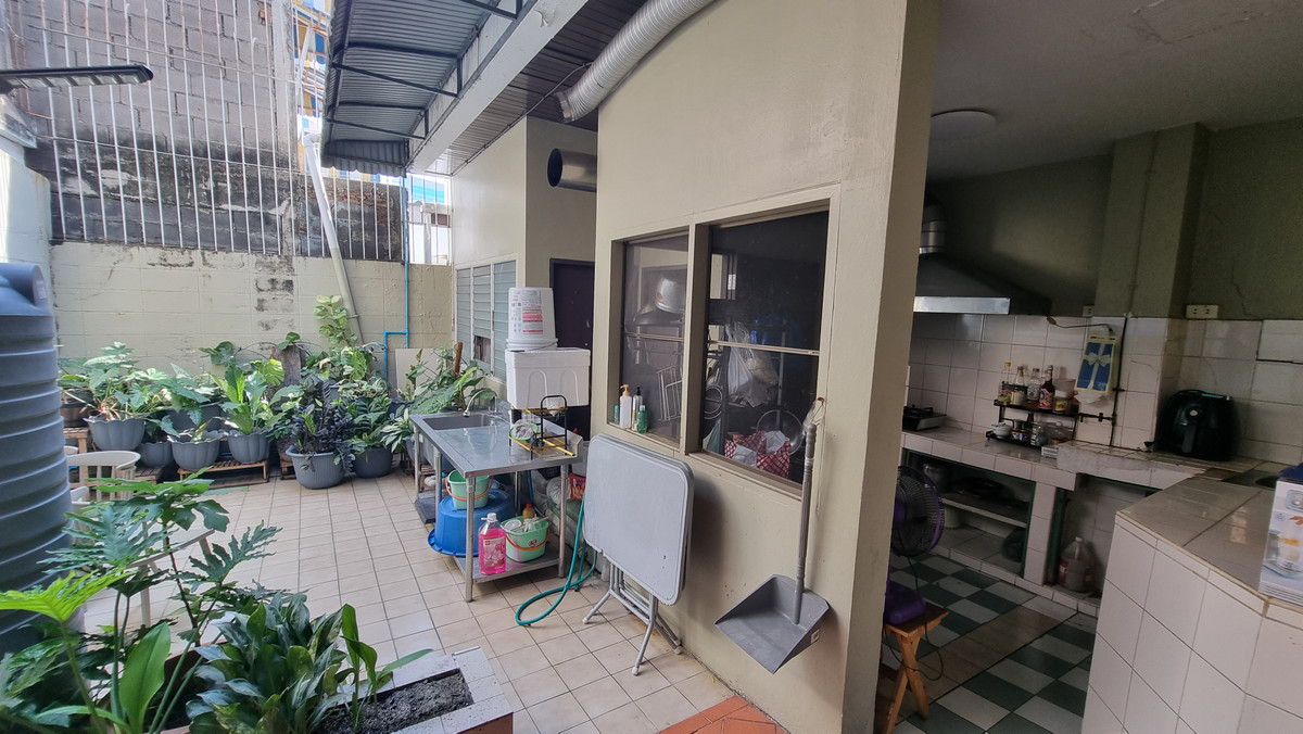 For RentTownhomeSukhumvit, Asoke, Thonglor : Townhouse for rent in Phrom Phong, suitable for living. Or make a home office of 500 sq m.
