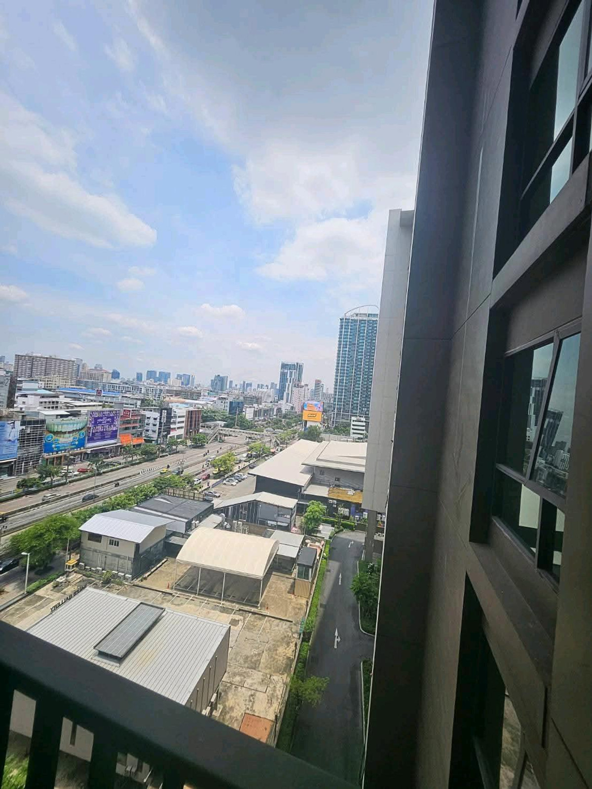 For RentCondoRatchadapisek, Huaikwang, Suttisan : 🍃 Big room, Rare Item, MRT Huai Khwang location, walk only 150 m.