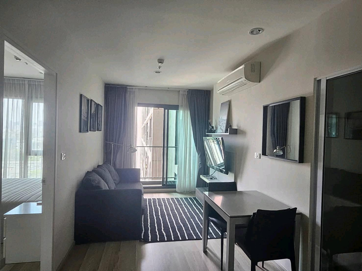 For RentCondoRatchadapisek, Huaikwang, Suttisan : 🍃 Big room, Rare Item, MRT Huai Khwang location, walk only 150 m.