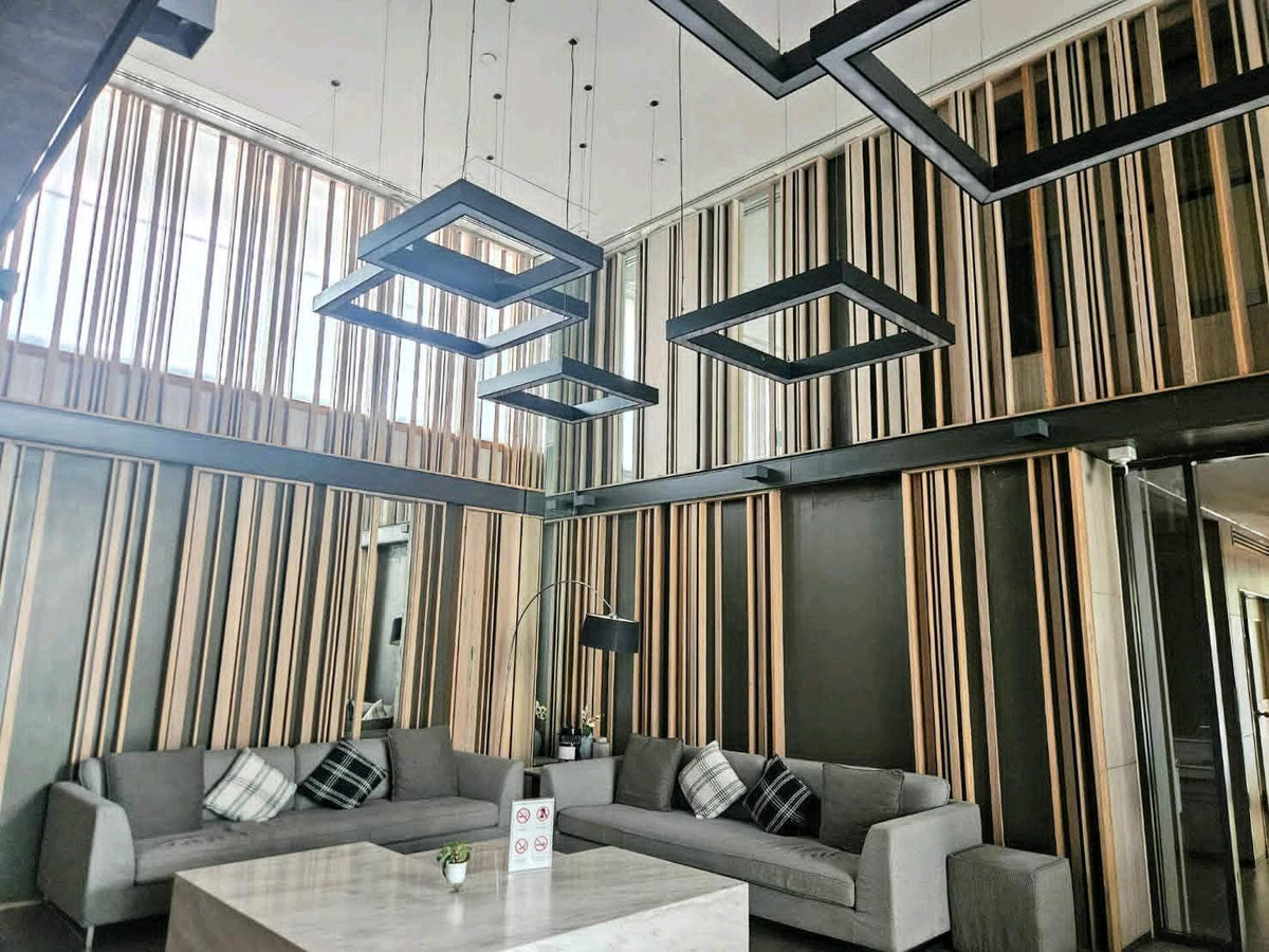 For RentCondoRatchadapisek, Huaikwang, Suttisan : 🍃 Big room, Rare Item, MRT Huai Khwang location, walk only 150 m.