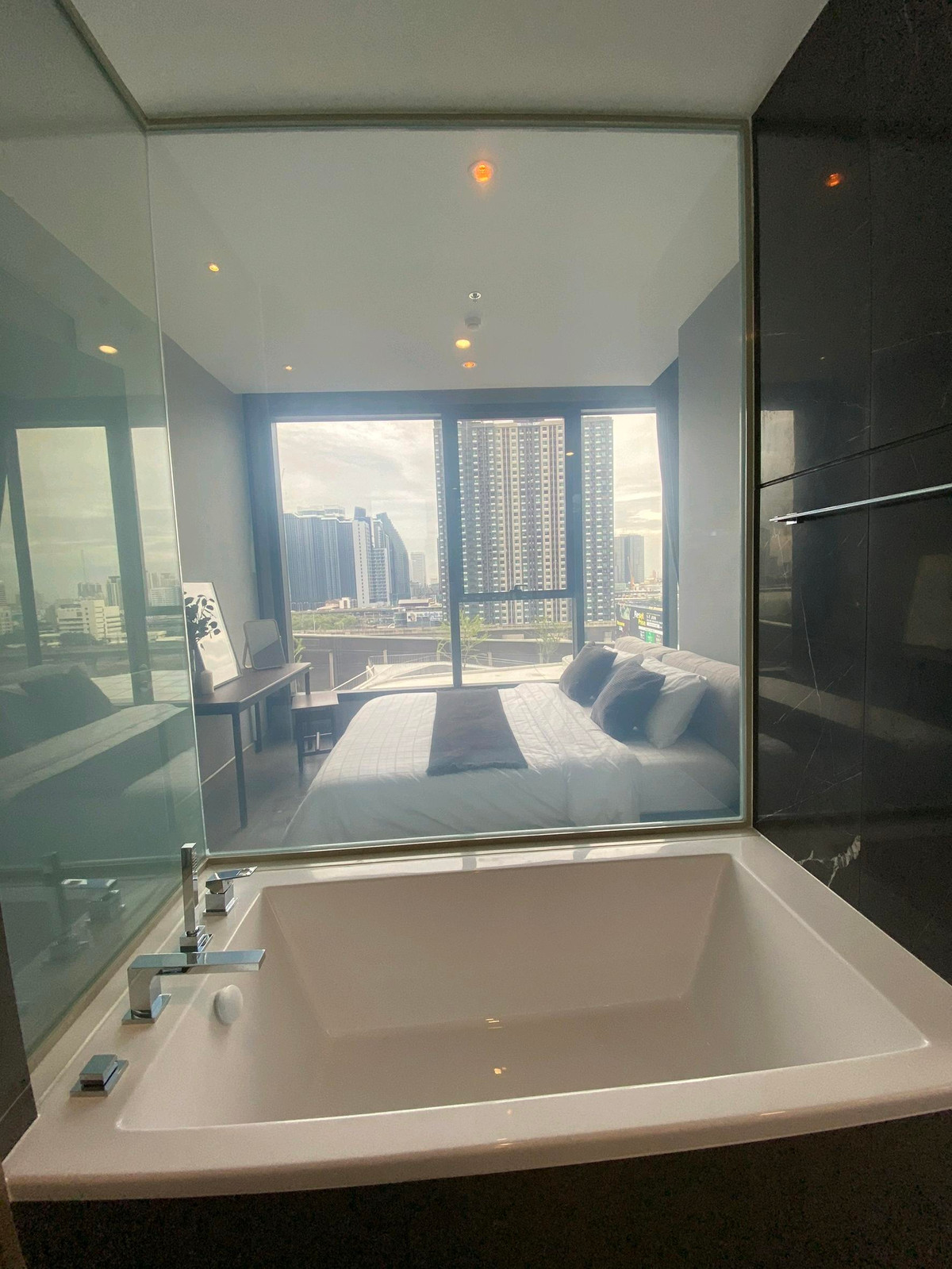 For RentCondoRama9, Petchburi, RCA : [For rent]🏢The Esse at Singha Complex price 40,000 baht/month ❗️Cheapest in the building❗️

1 bedroom, 1 bathroom
Size 48.72 sq m.
Floor 20+
Price 40,000 baht/month💵
⭕️Room ready to move in 21/4/26⭕️

Contact to make an appointment to view the room 