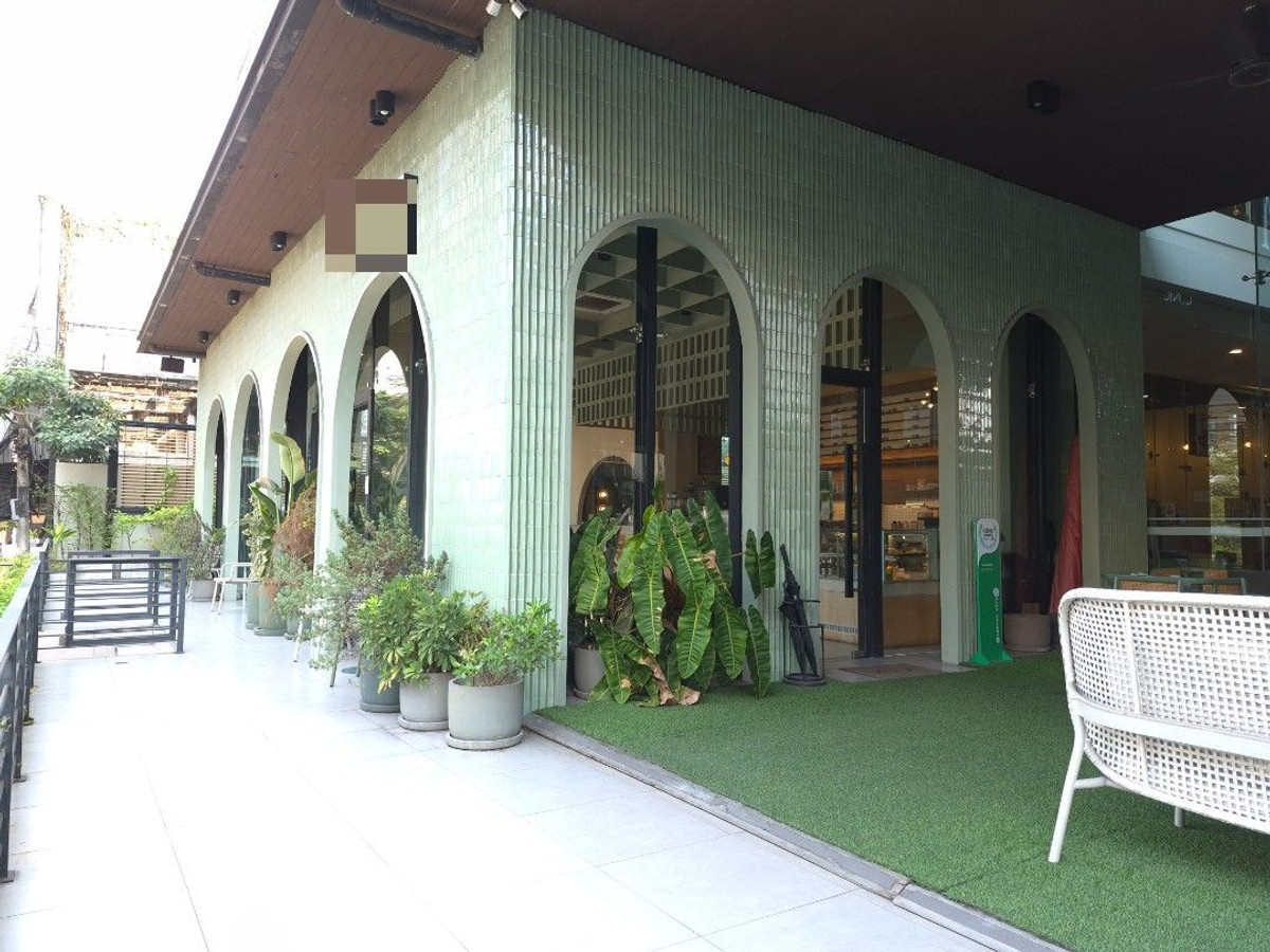 For RentRetail SpaceSukhumvit, Asoke, Thonglor : Space for rent near BTS Ekkamai, 157 sq m, suitable for a cafe, cake shop, bakery or restaurant.