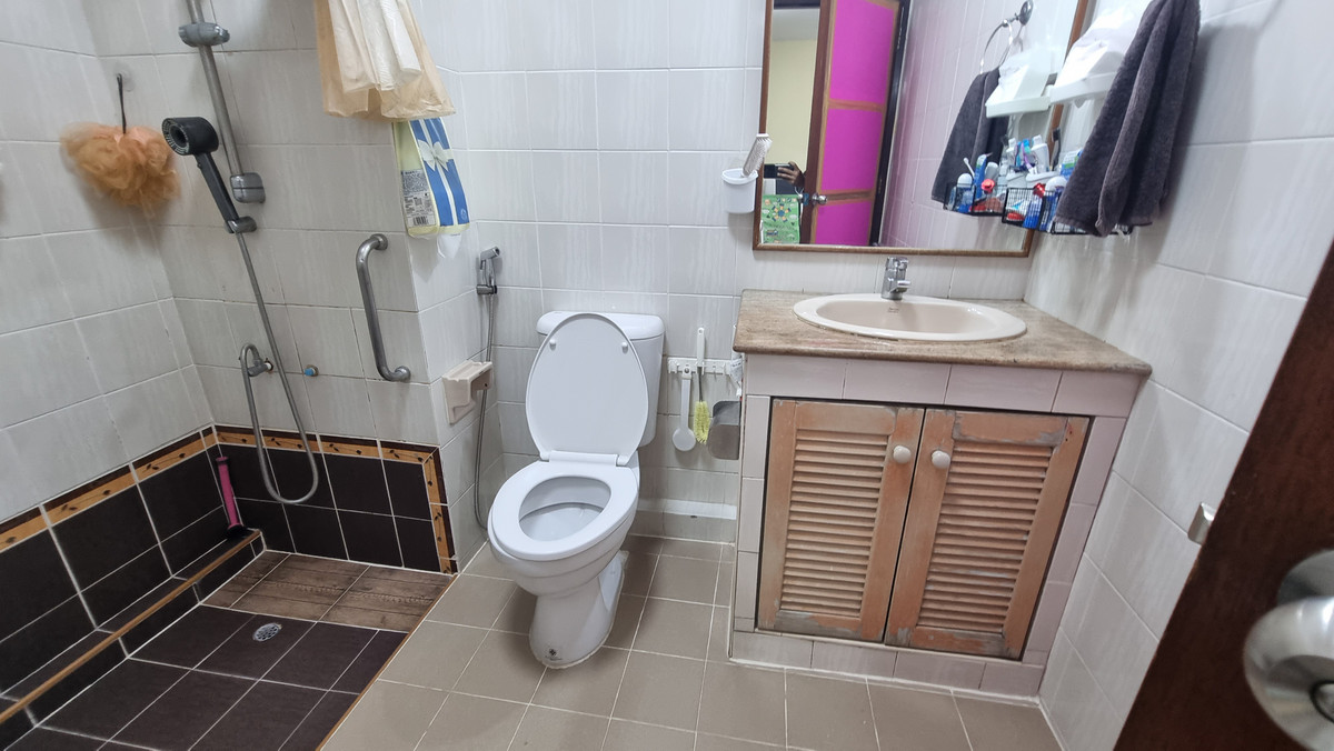 For RentTownhomeSukhumvit, Asoke, Thonglor : Townhouse for rent in Phrom Phong, suitable for living. Or make a home office of 500 sq m.