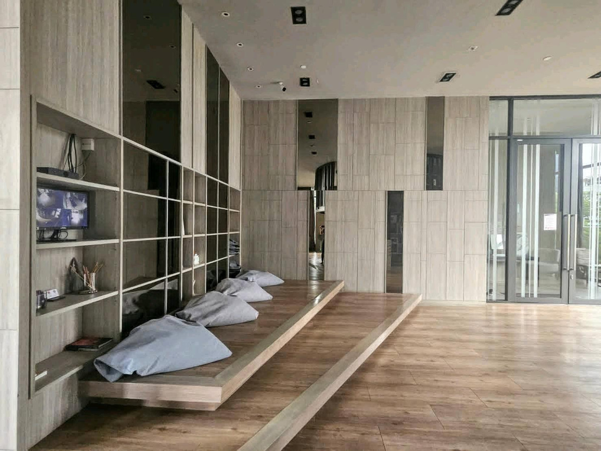 For RentCondoRatchadapisek, Huaikwang, Suttisan : 🍃 Big room, Rare Item, MRT Huai Khwang location, walk only 150 m.