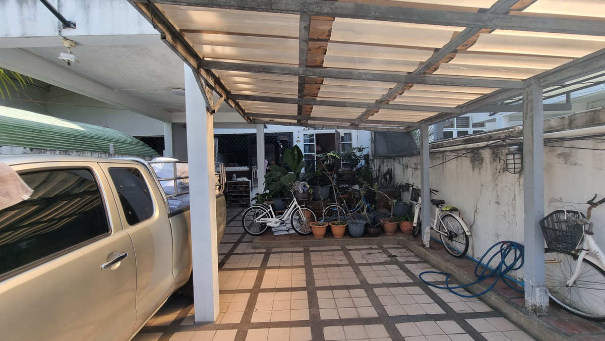 For RentTownhomeSukhumvit, Asoke, Thonglor : Townhouse for rent in Phrom Phong, suitable for living. Or make a home office of 500 sq m.