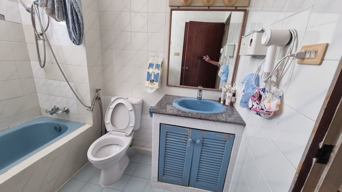 For RentTownhomeSukhumvit, Asoke, Thonglor : Townhouse for rent in Phrom Phong, suitable for living. Or make a home office of 500 sq m.