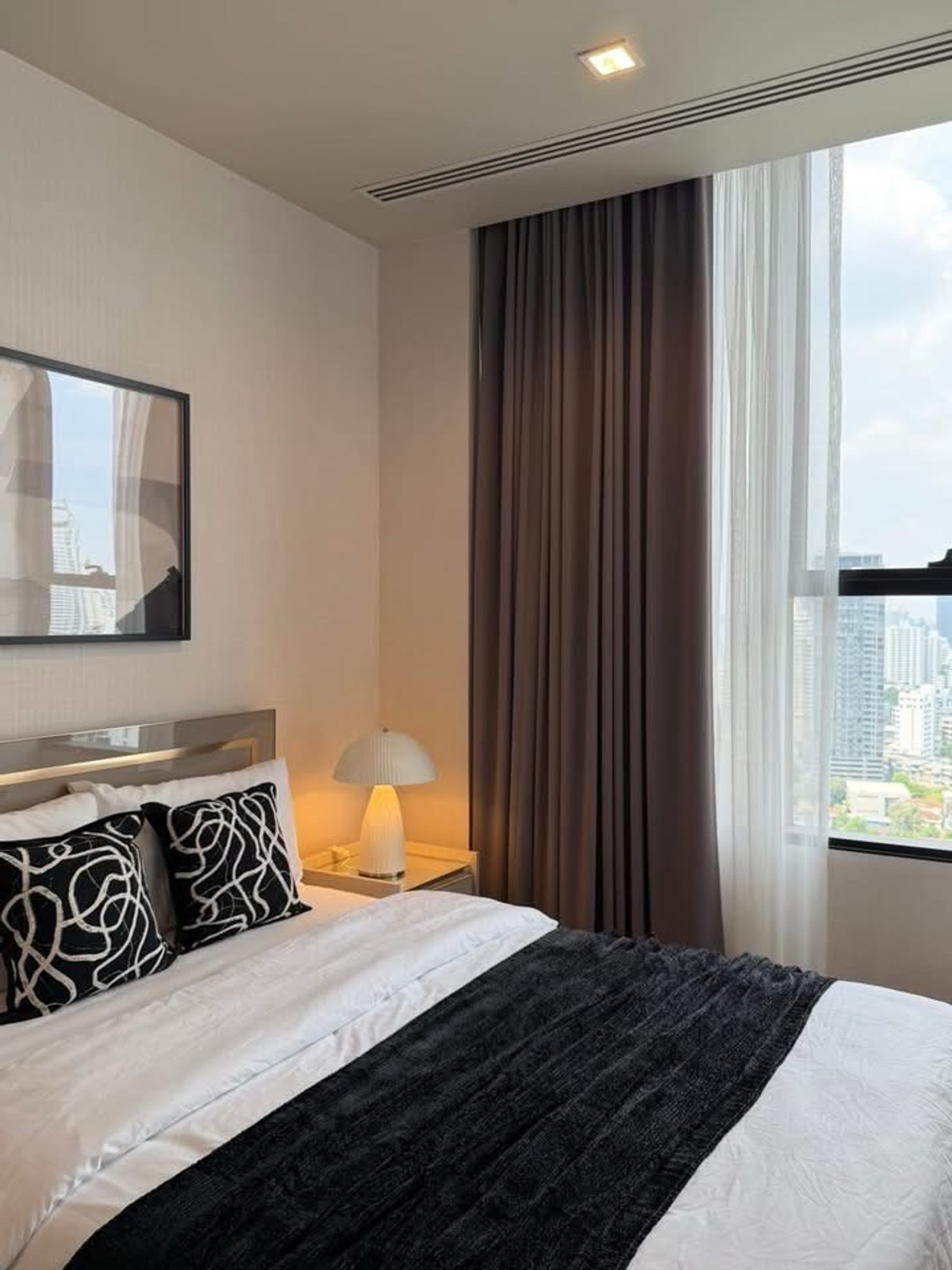 ให้เช่าคอนโดสุขุมวิท อโศก ทองหล่อ : 🏢✨ ให้เช่า Ideo Q Sukhumvit 36
คอนโดทำเลทอง ใกล้ BTS ทองหล่อ ห้องใหม่ ไม่เคยปล่อยเช่า พร้อมเข้าอยู่

💰 ราคาเช่า 27,000 บาท / เดือน
📄 สัญญาขั้นต่ำ 1 ปี