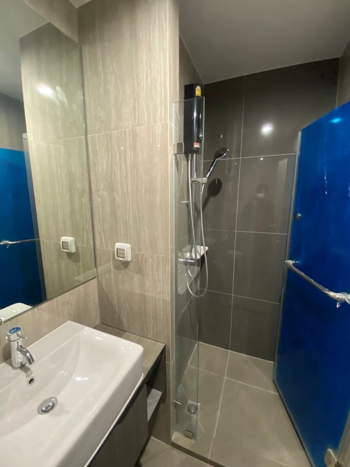 For RentCondoBang kae, Phetkasem : 🔥Guaranteed price, Building A at the front and has a TV. 
🥰If you're next to MRT Phasi Charoen and Seacon Bang Khae Department Store, you must come here.🥰