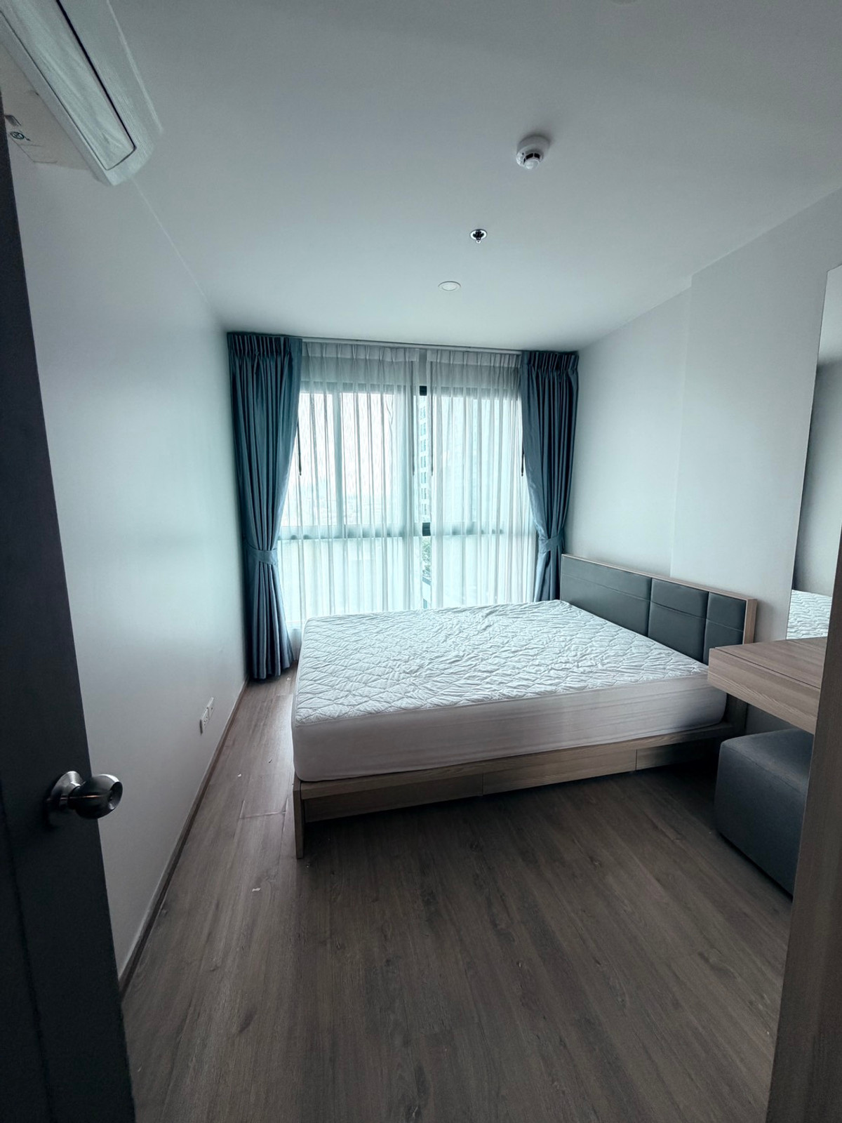 For RentCondoBangna, Bearing, Lasalle : Condo for Rent: Ideo O2 Near BTS Bang Na (approx. 300 meters)