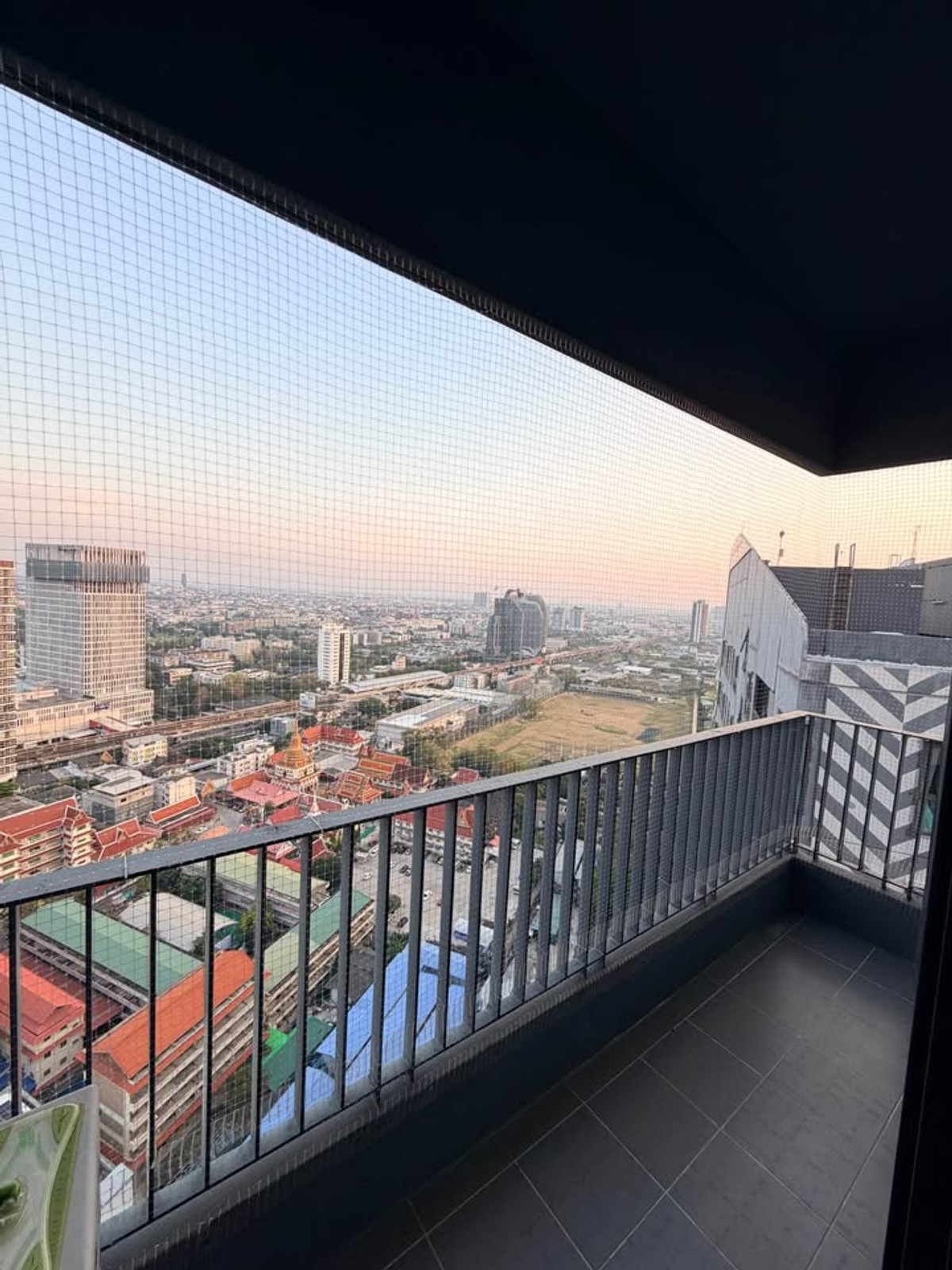 For RentCondoBangna, Bearing, Lasalle : Condo for Rent: Ideo O2 Near BTS Bang Na (approx. 300 meters)