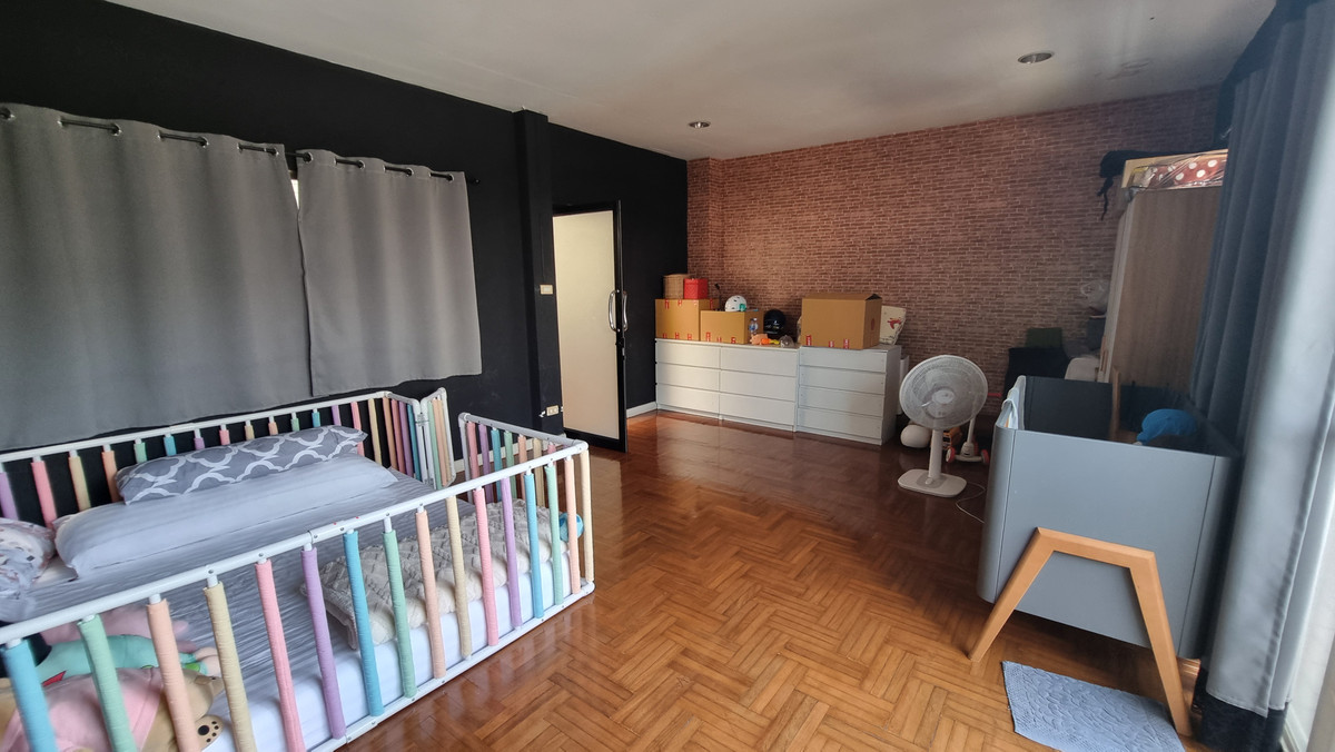 For RentTownhomeSukhumvit, Asoke, Thonglor : Townhouse for rent in Phrom Phong, suitable for living. Or make a home office of 500 sq m.