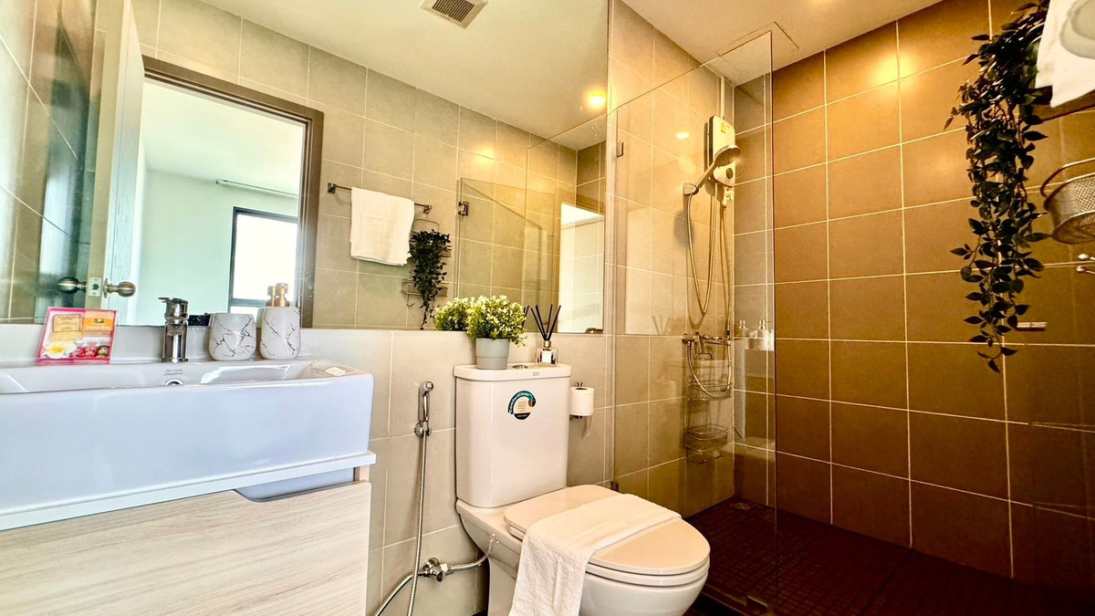 For RentCondoBangna, Bearing, Lasalle : Condo for Rent: Ideo O2 Near BTS Bang Na (approx. 300 meters)