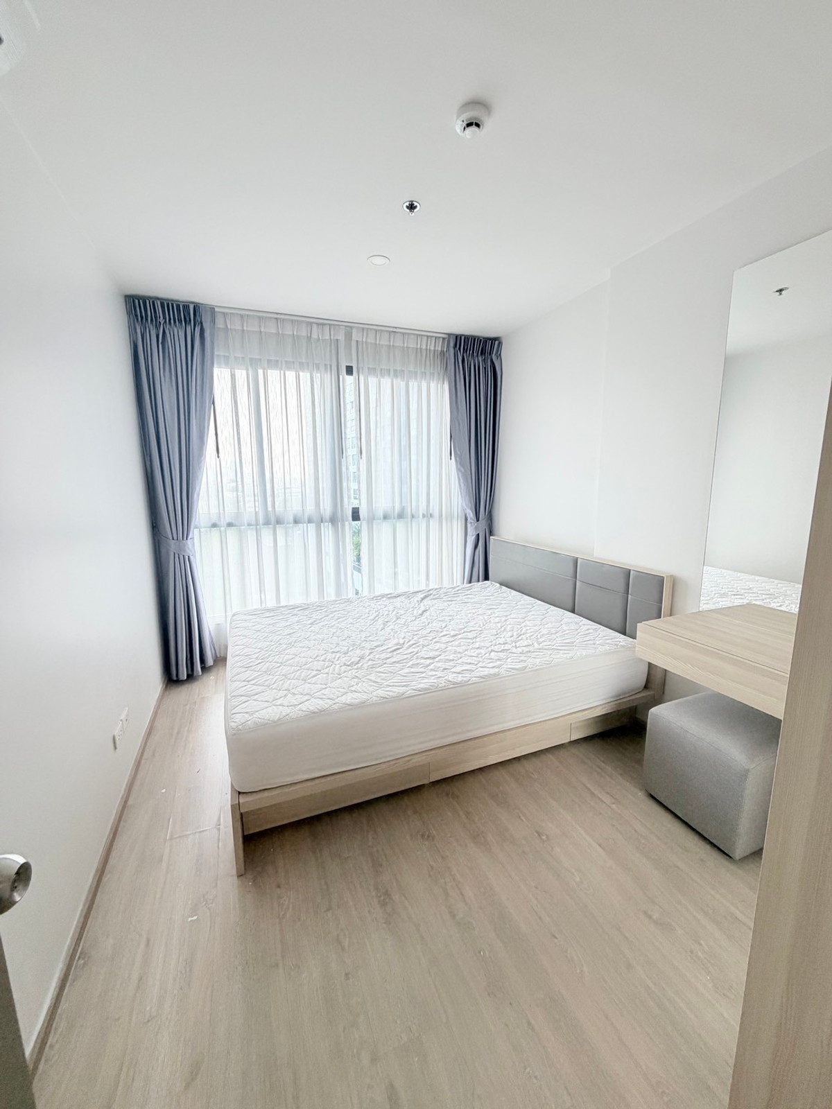 For RentCondoBangna, Bearing, Lasalle : Condo for Rent: Ideo O2 Near BTS Bang Na (approx. 300 meters)