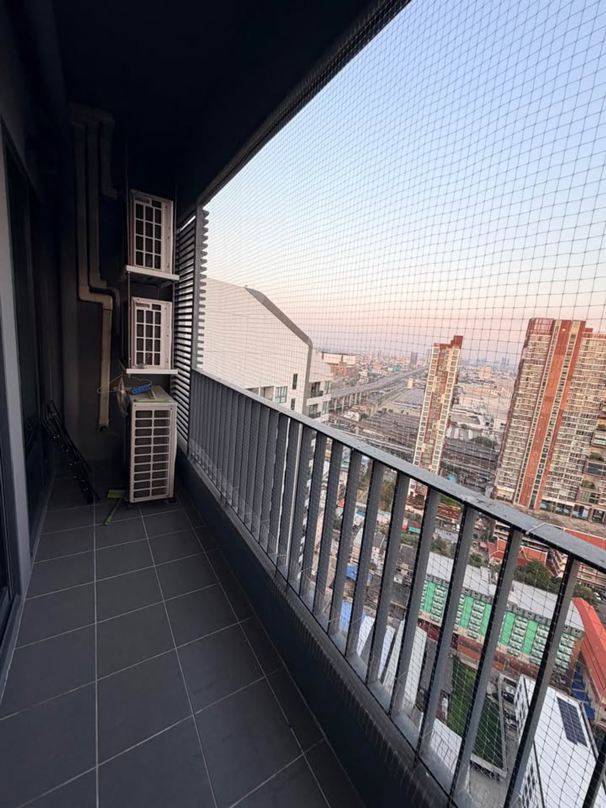 For RentCondoBangna, Bearing, Lasalle : Condo for Rent: Ideo O2 Near BTS Bang Na (approx. 300 meters)