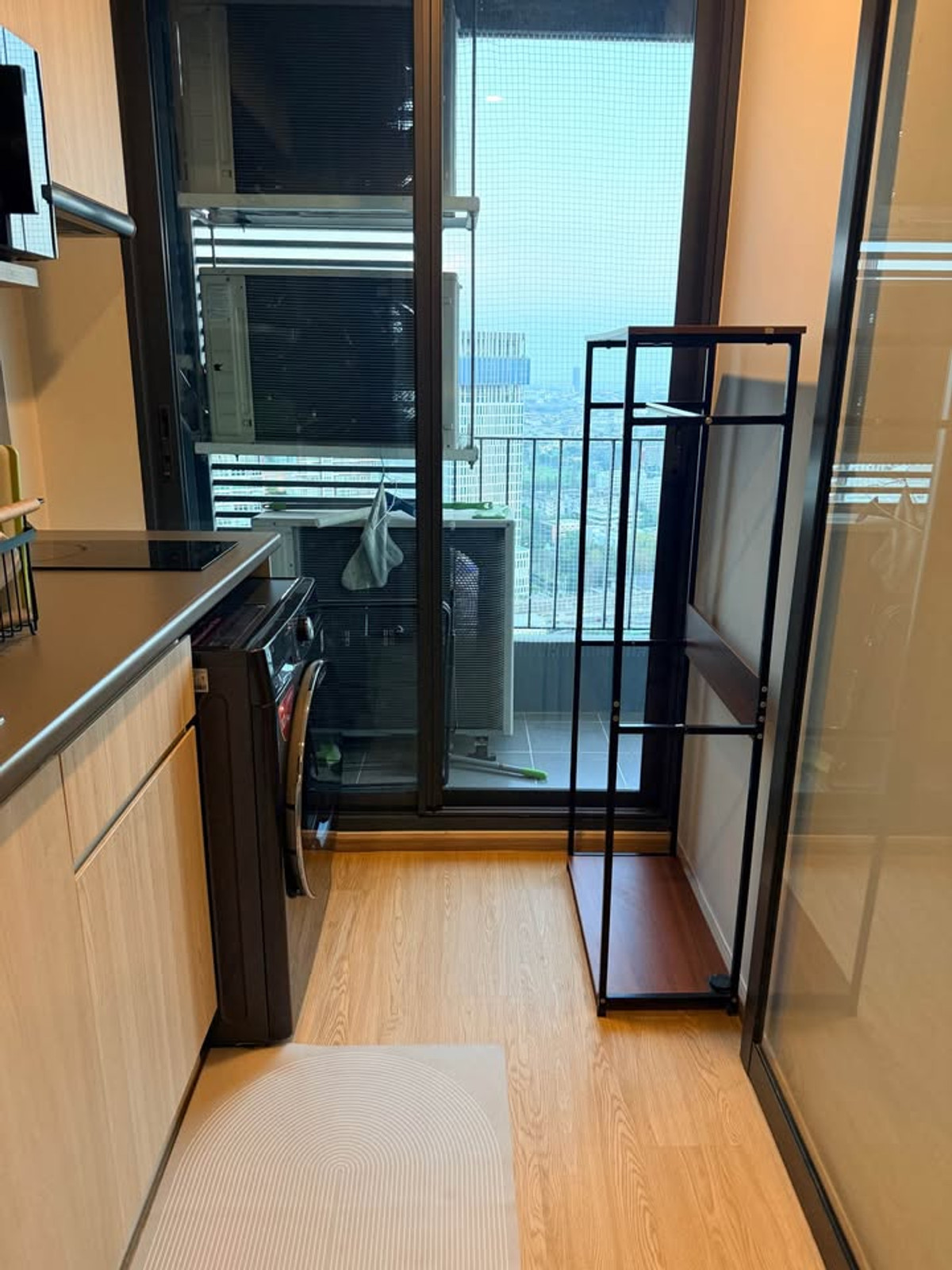 For RentCondoBangna, Bearing, Lasalle : Condo for Rent: Ideo O2 Near BTS Bang Na (approx. 300 meters)