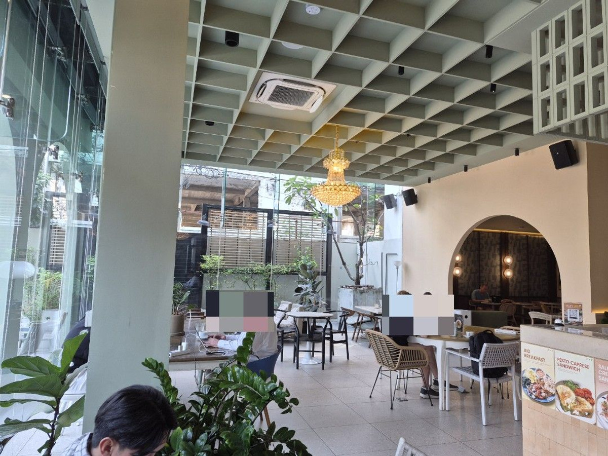 For RentRetail SpaceSukhumvit, Asoke, Thonglor : Space for rent near BTS Ekkamai, 157 sq m, suitable for a cafe, cake shop, bakery or restaurant.