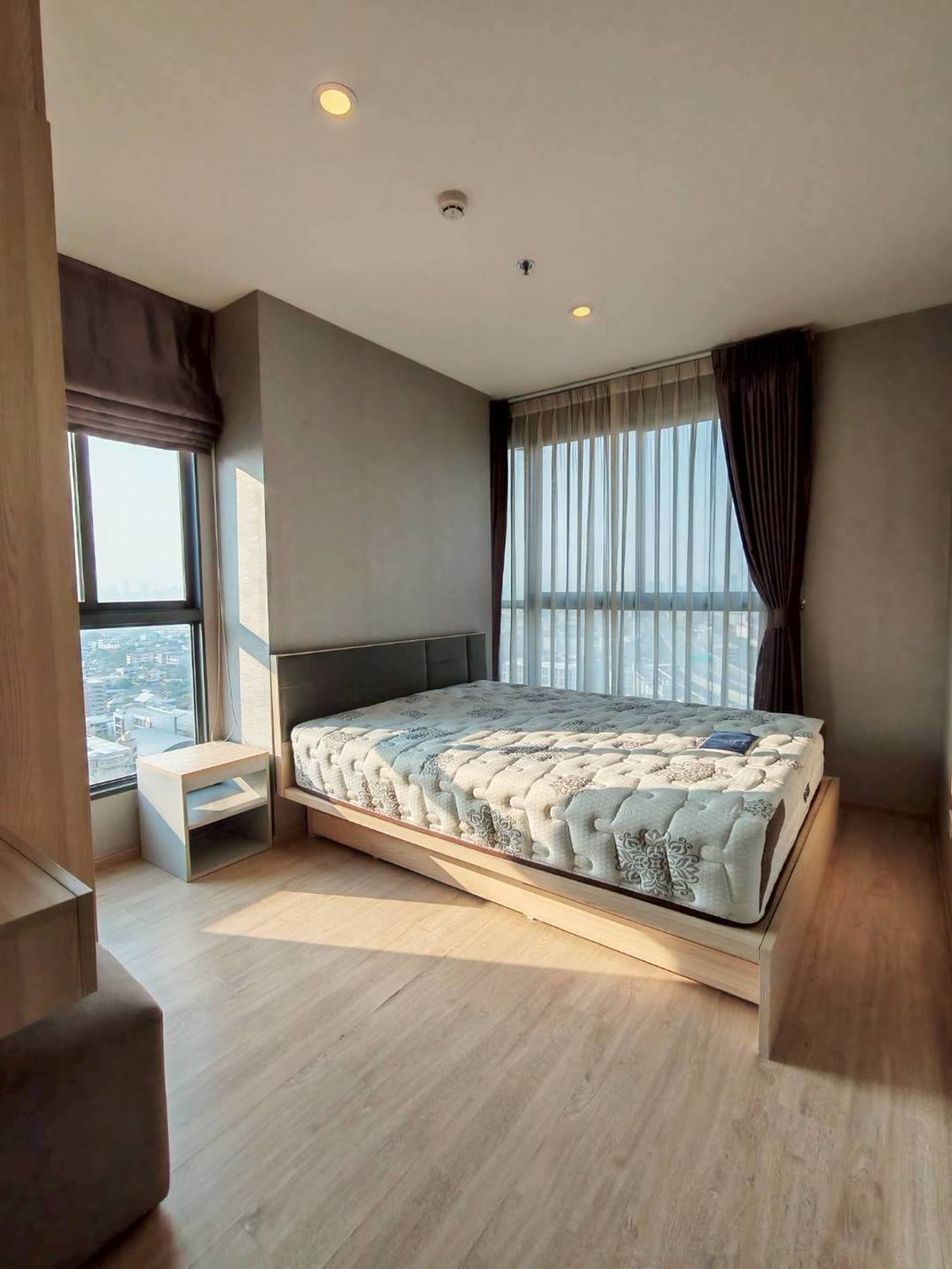 For RentCondoBangna, Bearing, Lasalle : Condo for Rent: Ideo O2 Near BTS Bang Na (approx. 300 meters)