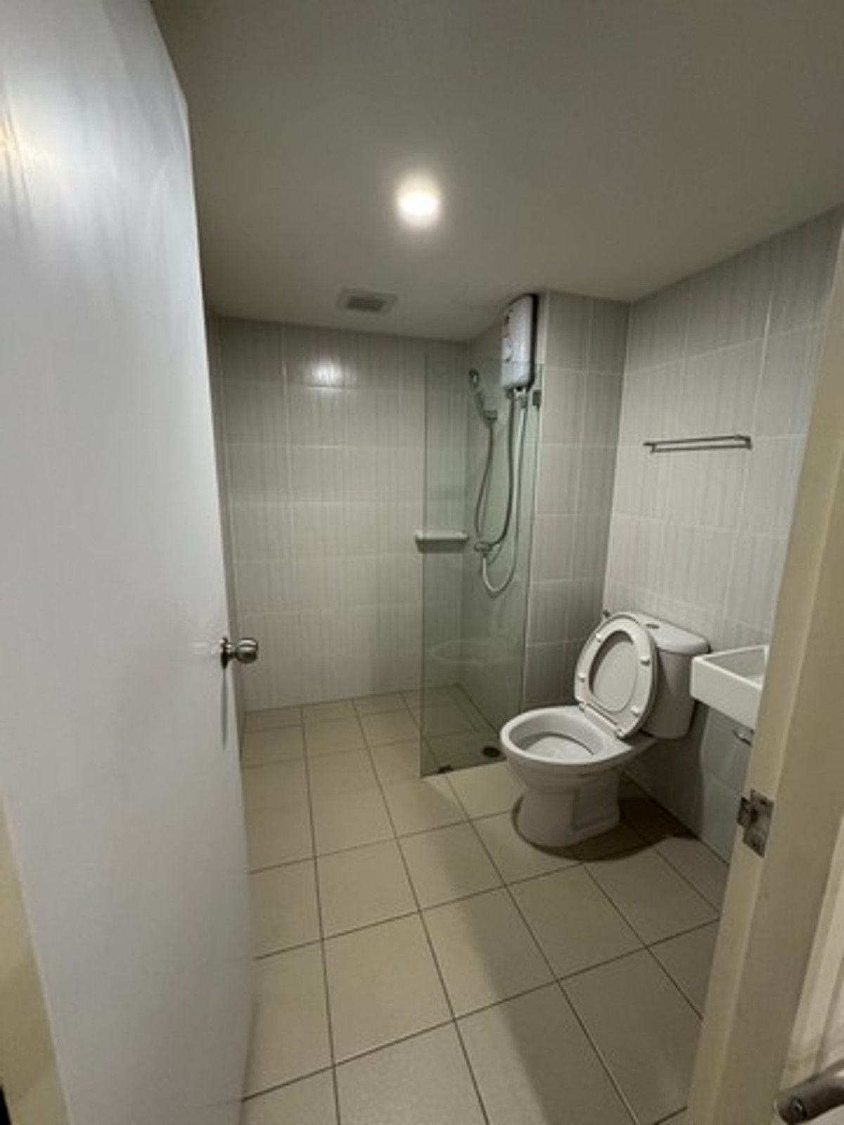 For RentCondoEakachai, Bang Bon : Condo for rent Lumpini Ekkachai 48, size 1 bedroom, 34 sq m, fully furnished. There is a washing machine.