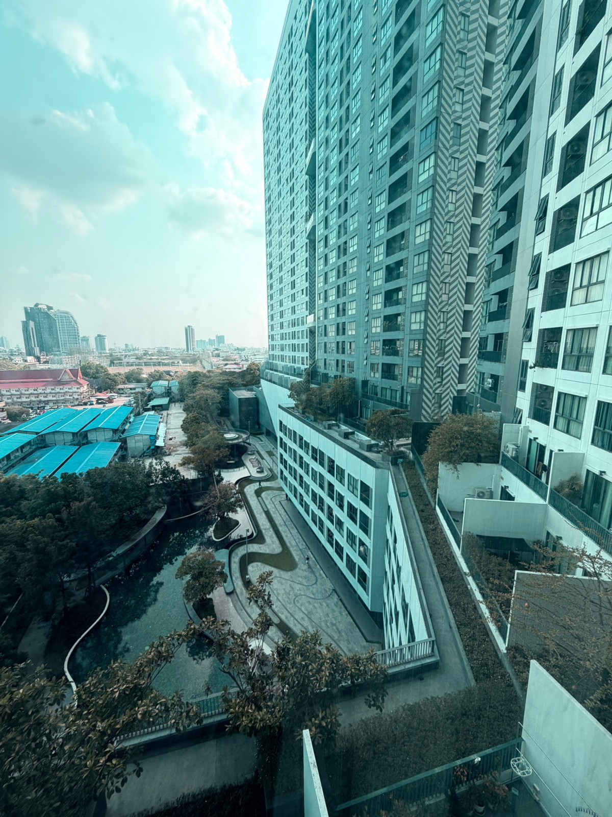 For RentCondoBangna, Bearing, Lasalle : Condo for Rent: Ideo O2 Near BTS Bang Na (approx. 300 meters)