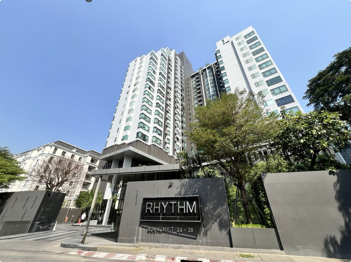 ขายคอนโดสุขุมวิท อโศก ทองหล่อ : 96347 - ขายคอนโด Rhythm Sukhumvit 36-38 ชั้น 7 วิวสระ ราคาดีที่สุดเพียง 5 ล้านบาท The Perfect Balance ของชีวิตเมืองและการลงทุน